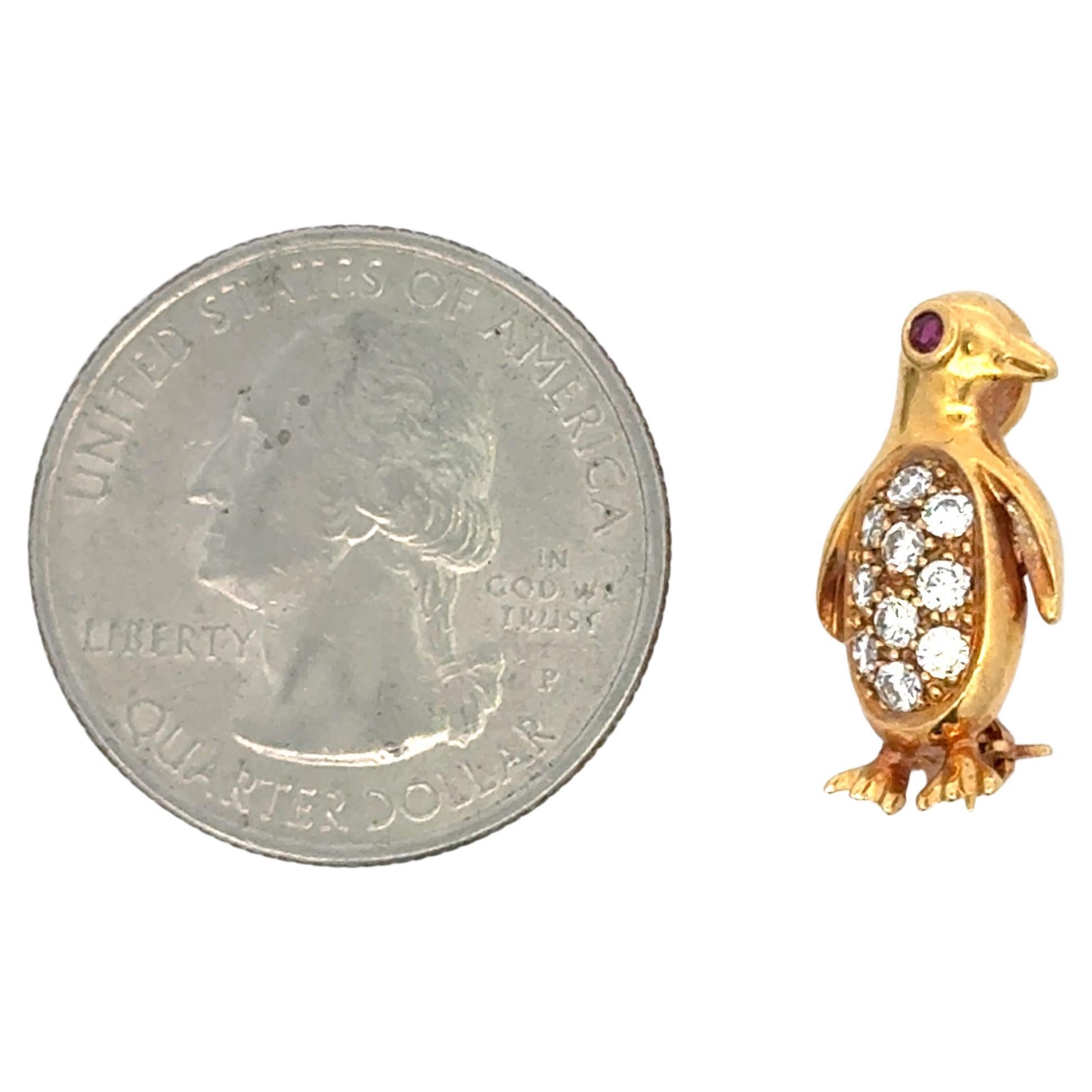 Une adorable épingle à pingouin en or jaune 18 carats avec une bélière décorative en diamant avec 10 brillants ronds pesant 0,25 carats.

Plus de bijoux d'animaux en stock
Message pour photos et détails.  