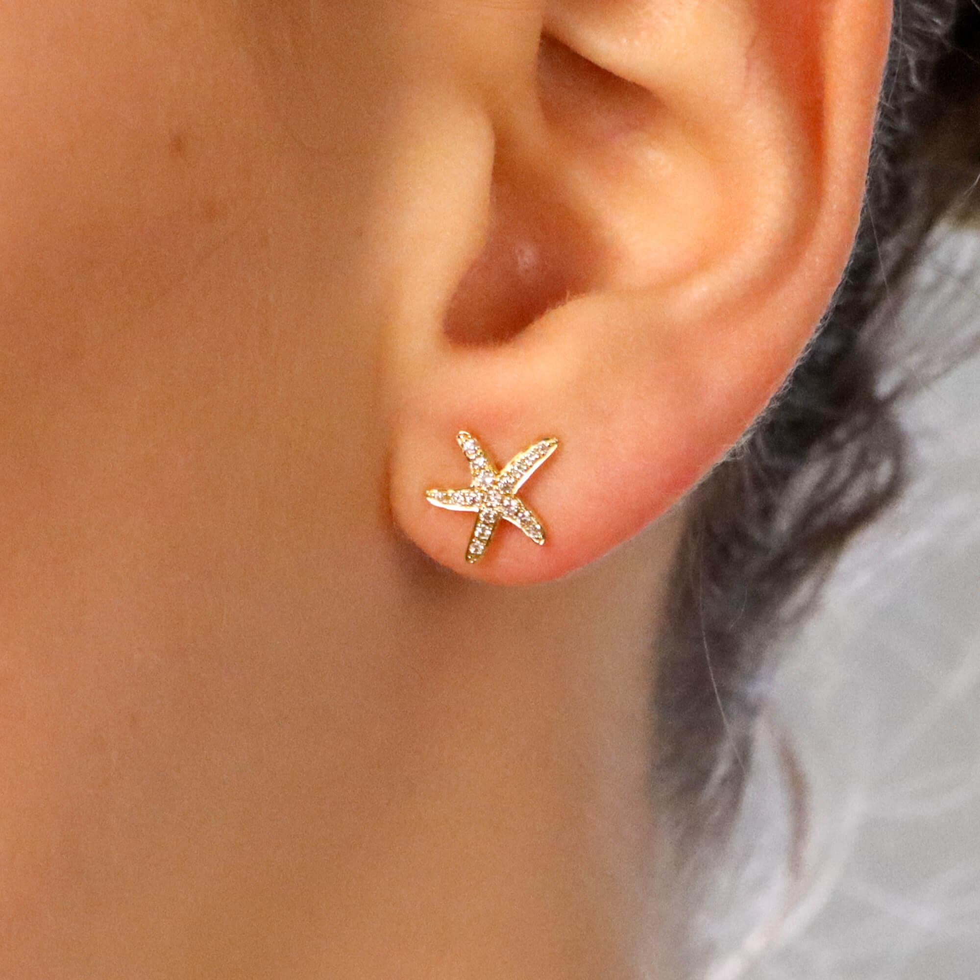 A lovely little pair of modern diamond set starfish earrings set in 18k yellow gold.

Each stud earring is pave set throughout with 17 round brilliant cut diamonds. Due to their design and size these studs would make a perfect pair of everyday