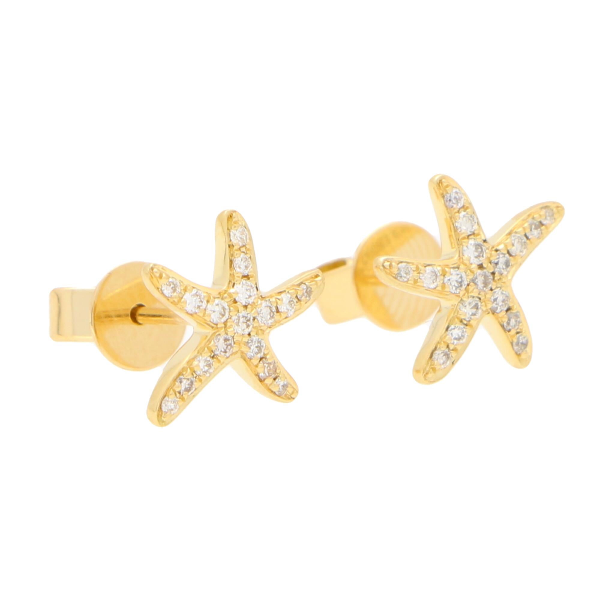 Moderne Clous d'oreilles étoile de mer en or jaune 18 carats sertis de petits diamants en vente