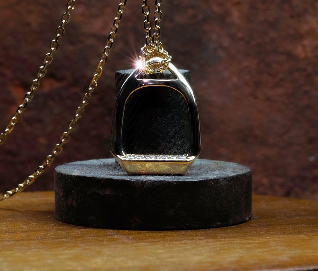 Scopri l'eleganza senza tempo con la nostra collana a staffa con diamanti piccoli. Questo squisito pezzo presenta una fila di diamanti abbaglianti delicatamente incastonati su una catena in oro giallo 18 carati. Con la possibilità di personalizzare