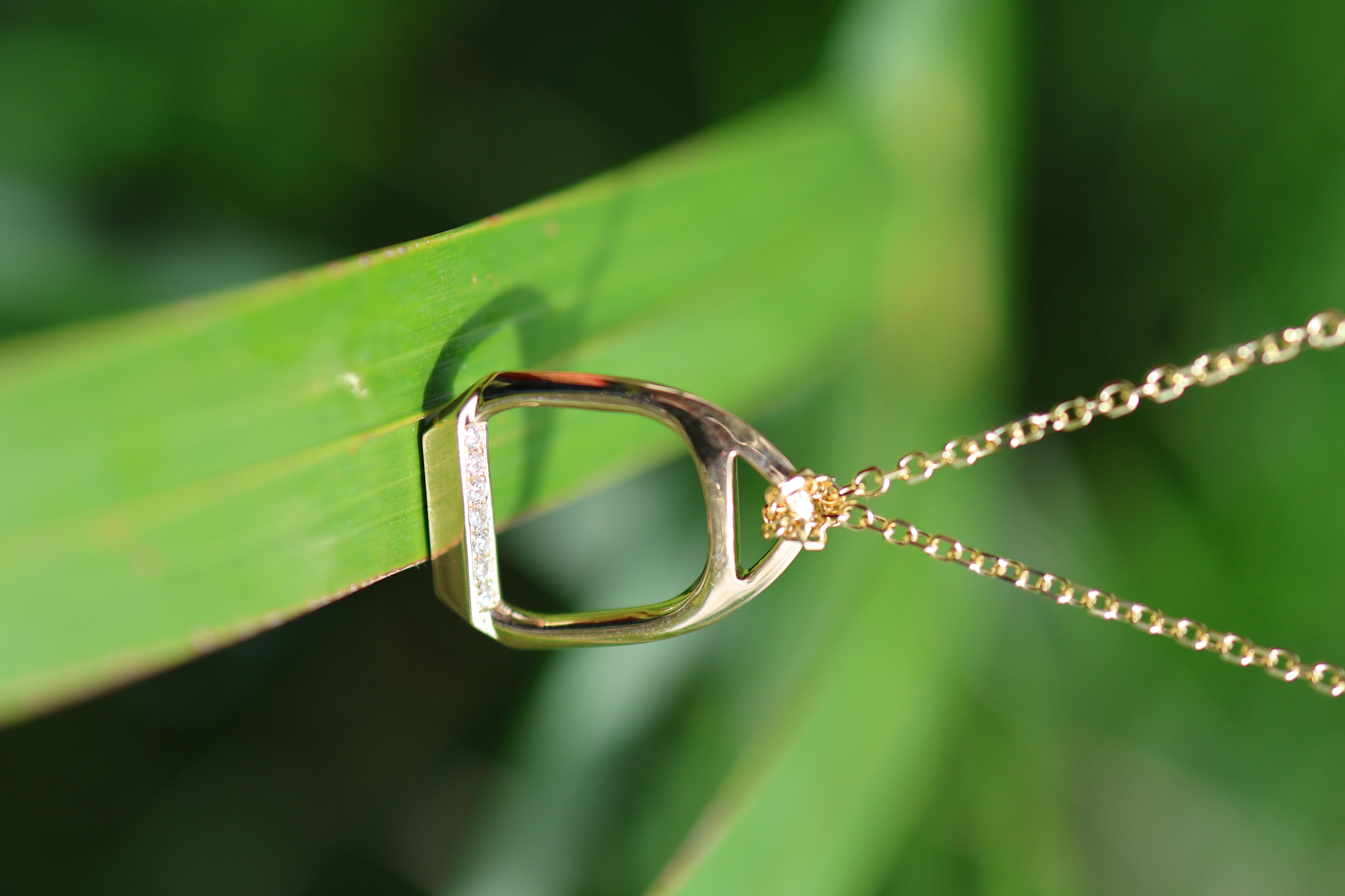 Taglio brillante Piccola collana equestre con staffa a diamanti in vendita