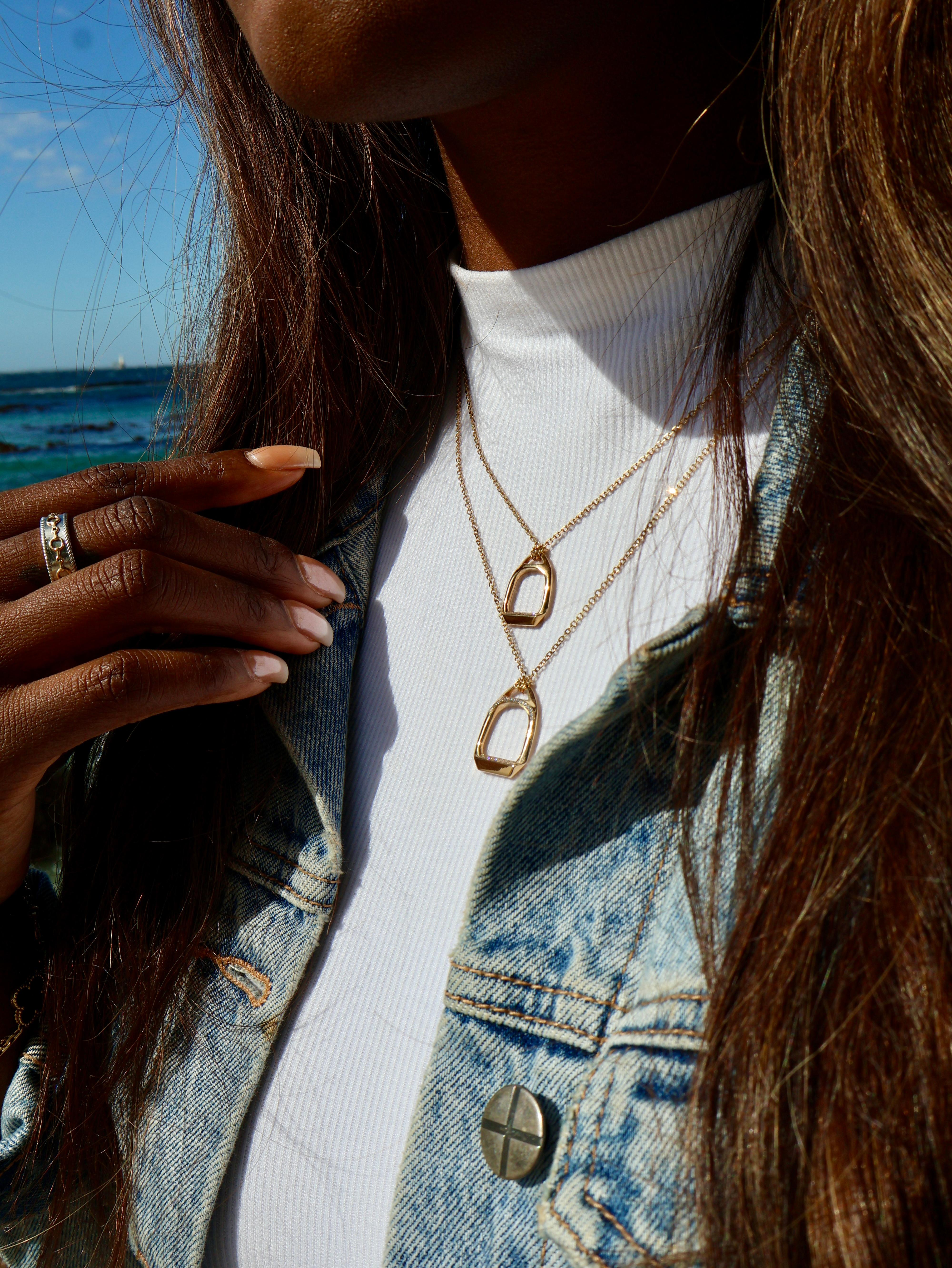 da uomo o donna Piccola collana equestre con staffa a diamanti in vendita