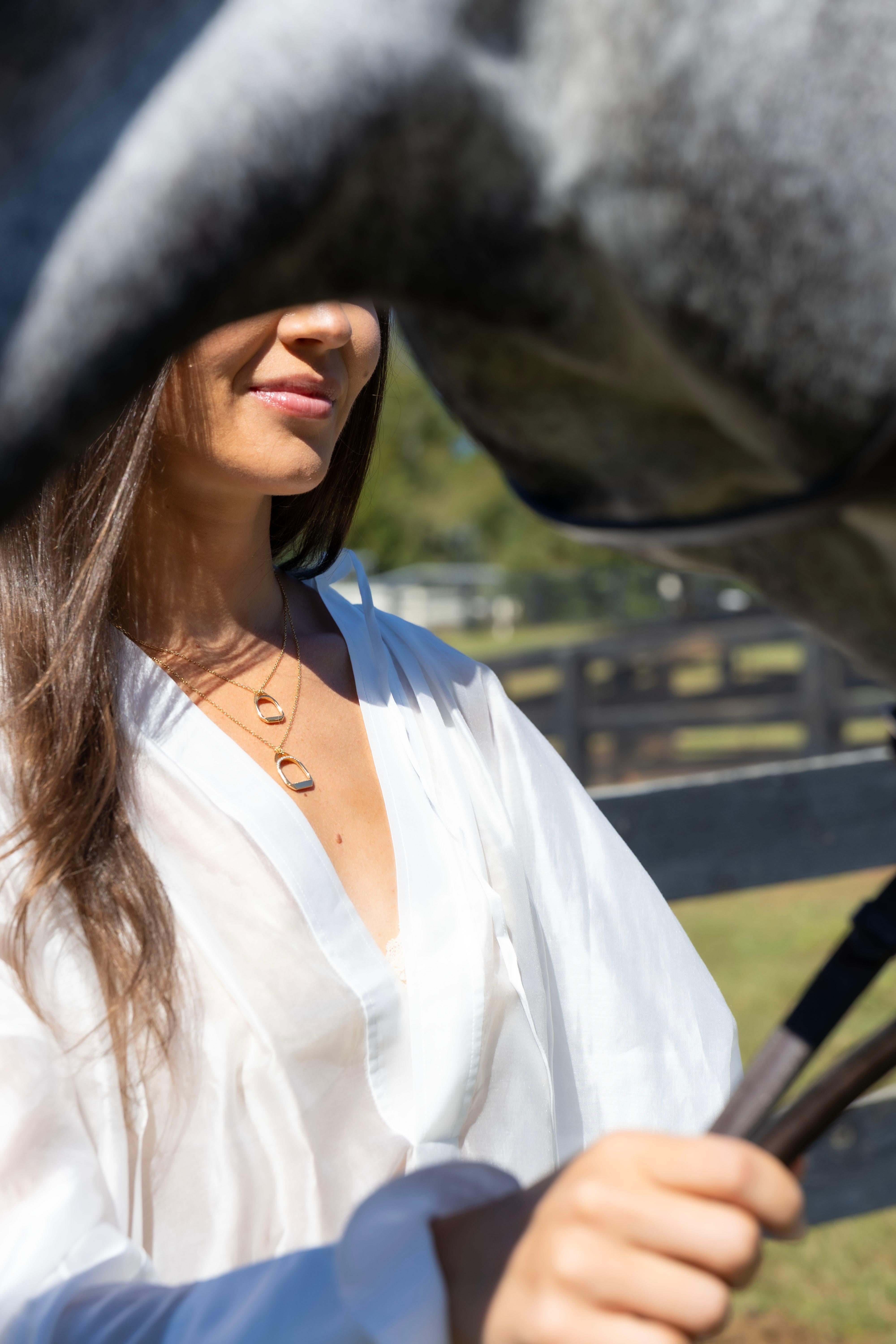 Piccola collana equestre con staffa a diamanti In condizioni Nuovo in vendita a Atlanta, GA