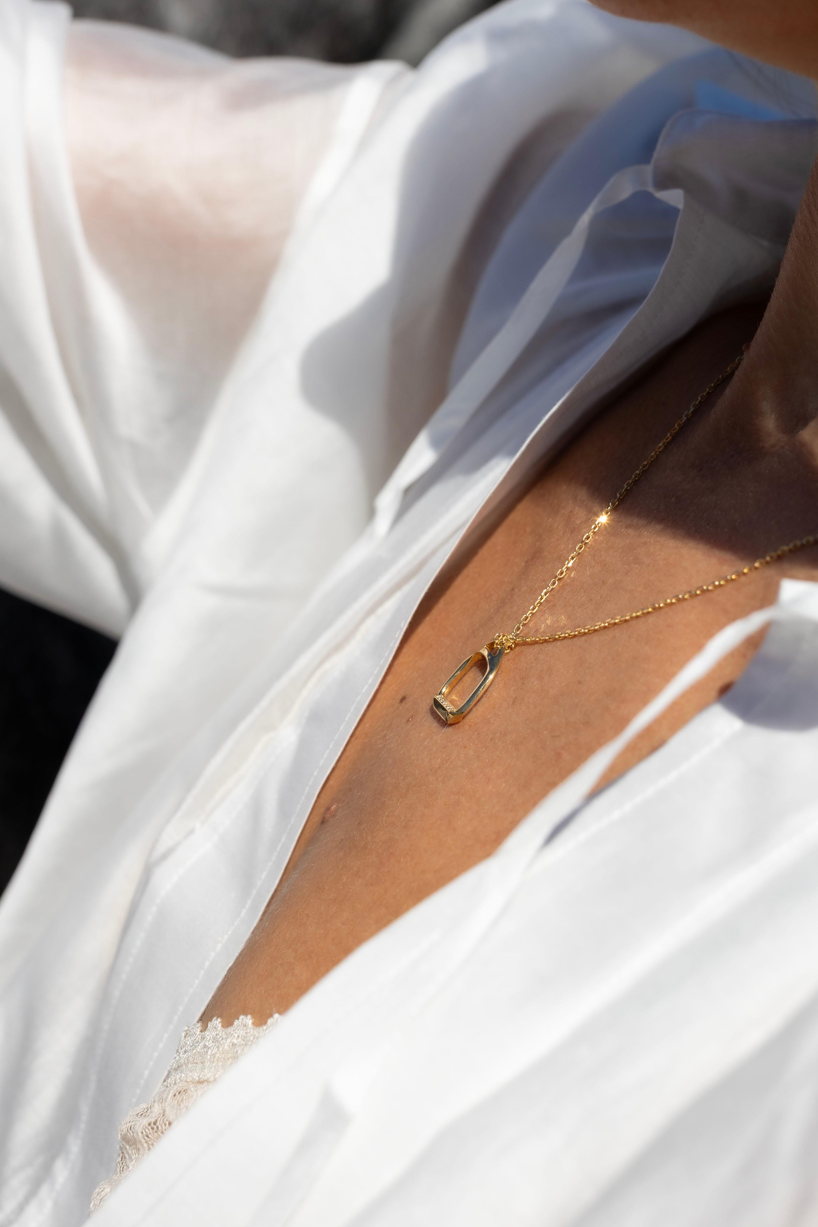 Moderno Piccola collana equestre con staffa a diamanti in vendita