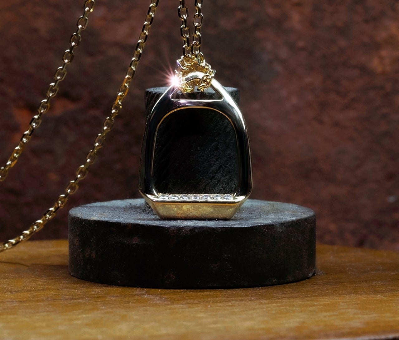 Kleines diamantenbesetztes Steigbügel-Halsband für Pferde