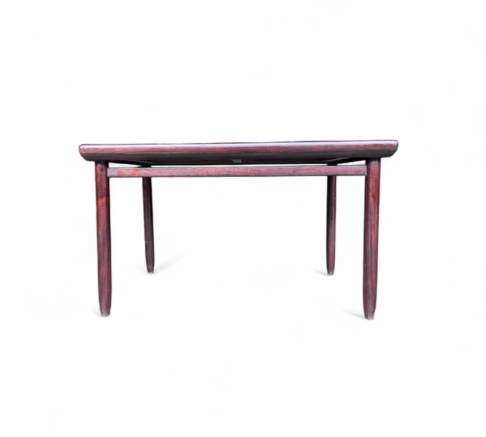 Esta mesa está hecha con palisandro de Brasil (también conocido como jacarandá) La base de la mesa está hecha con cuatro patas y el tablero tiene una chapa pintada de blanco. La madera se ha repintado, resaltando las bellas vetas de la madera de la