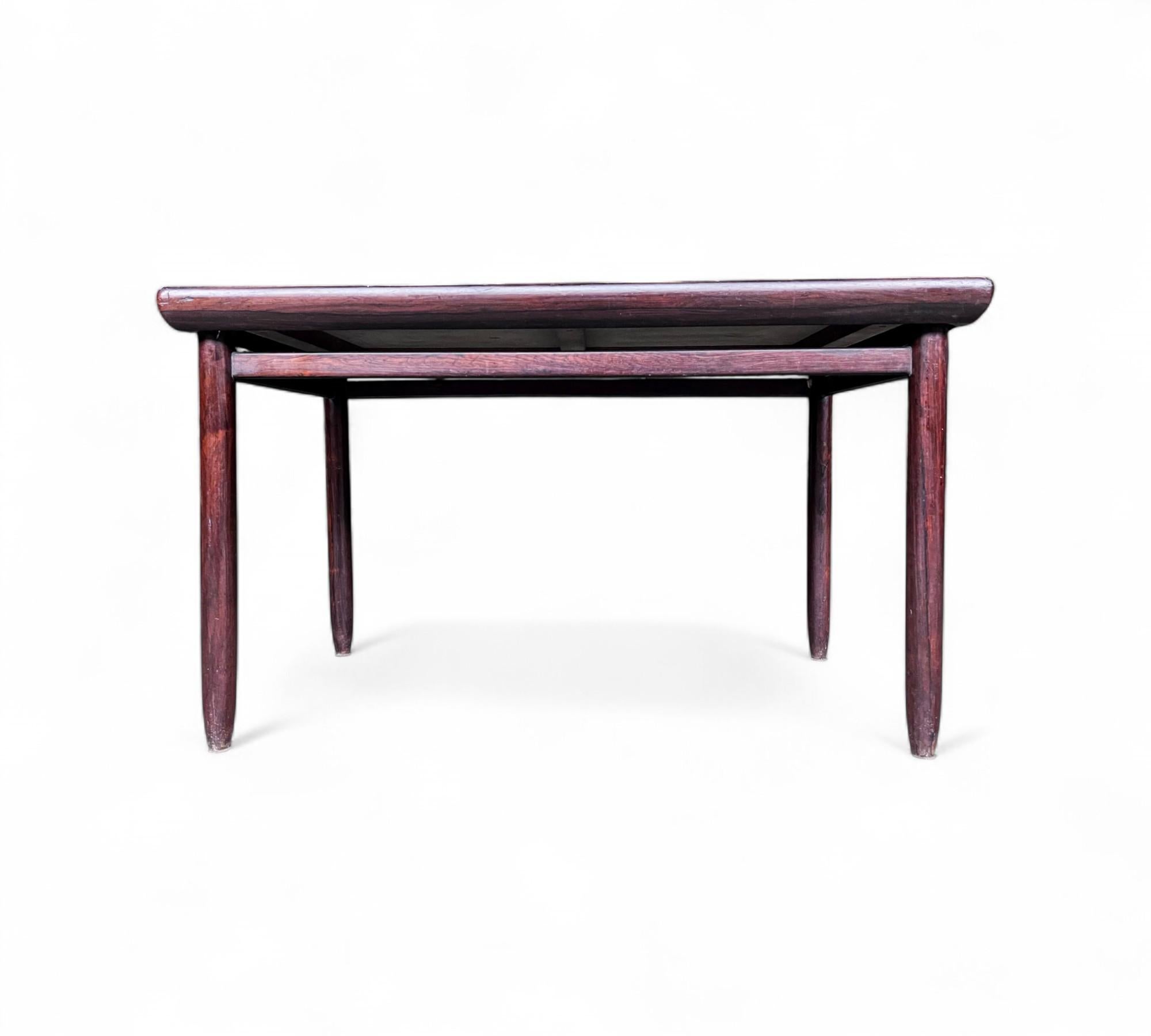 Mesa de comedor pequeña en madera noble, Jorge Jabour, años 60 - Lote 652 Brasileño en venta