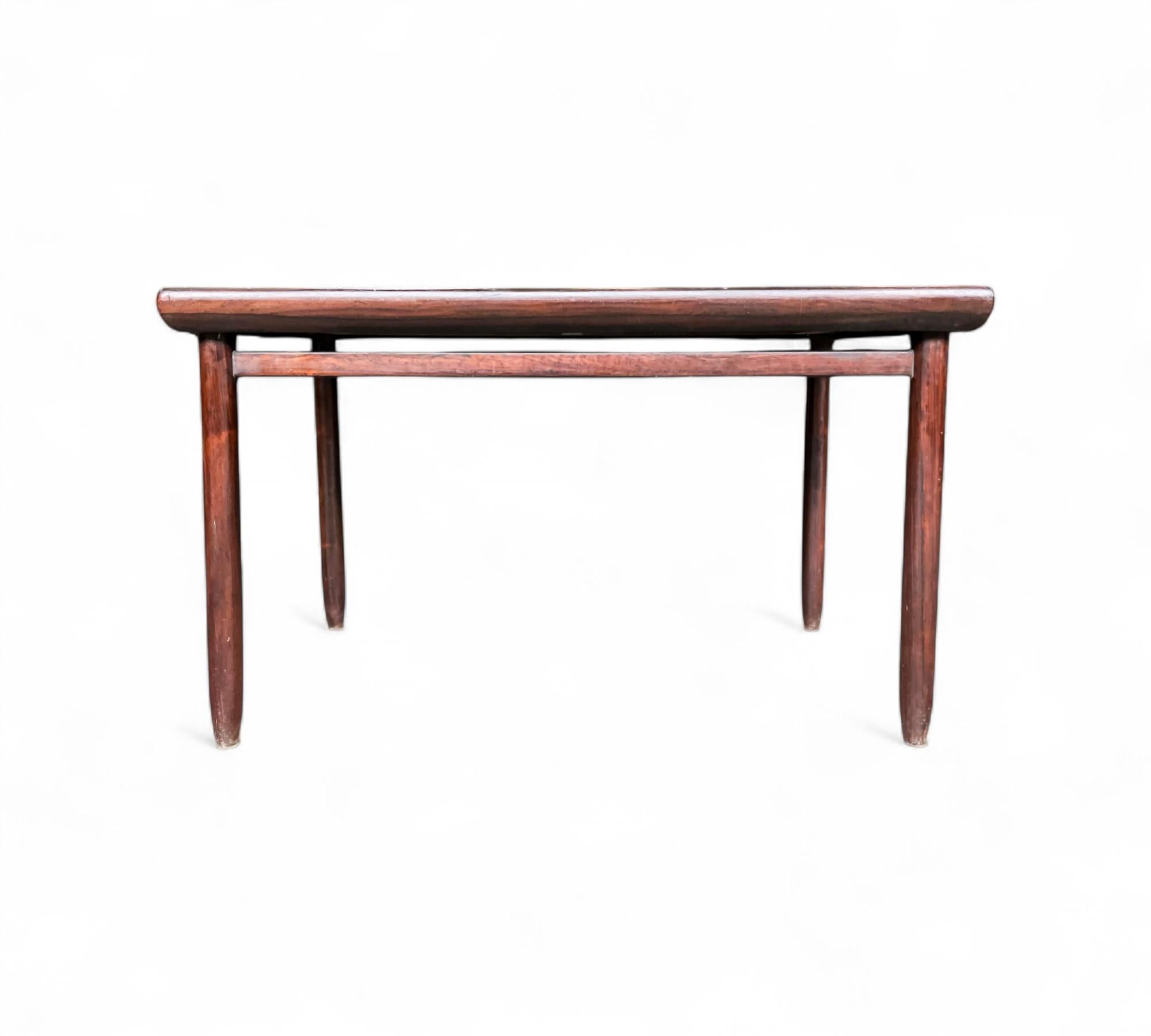 Mesa de comedor pequeña en madera noble, Jorge Jabour, años 60 - Lote 652 en Bueno estado para la venta en New York, NY