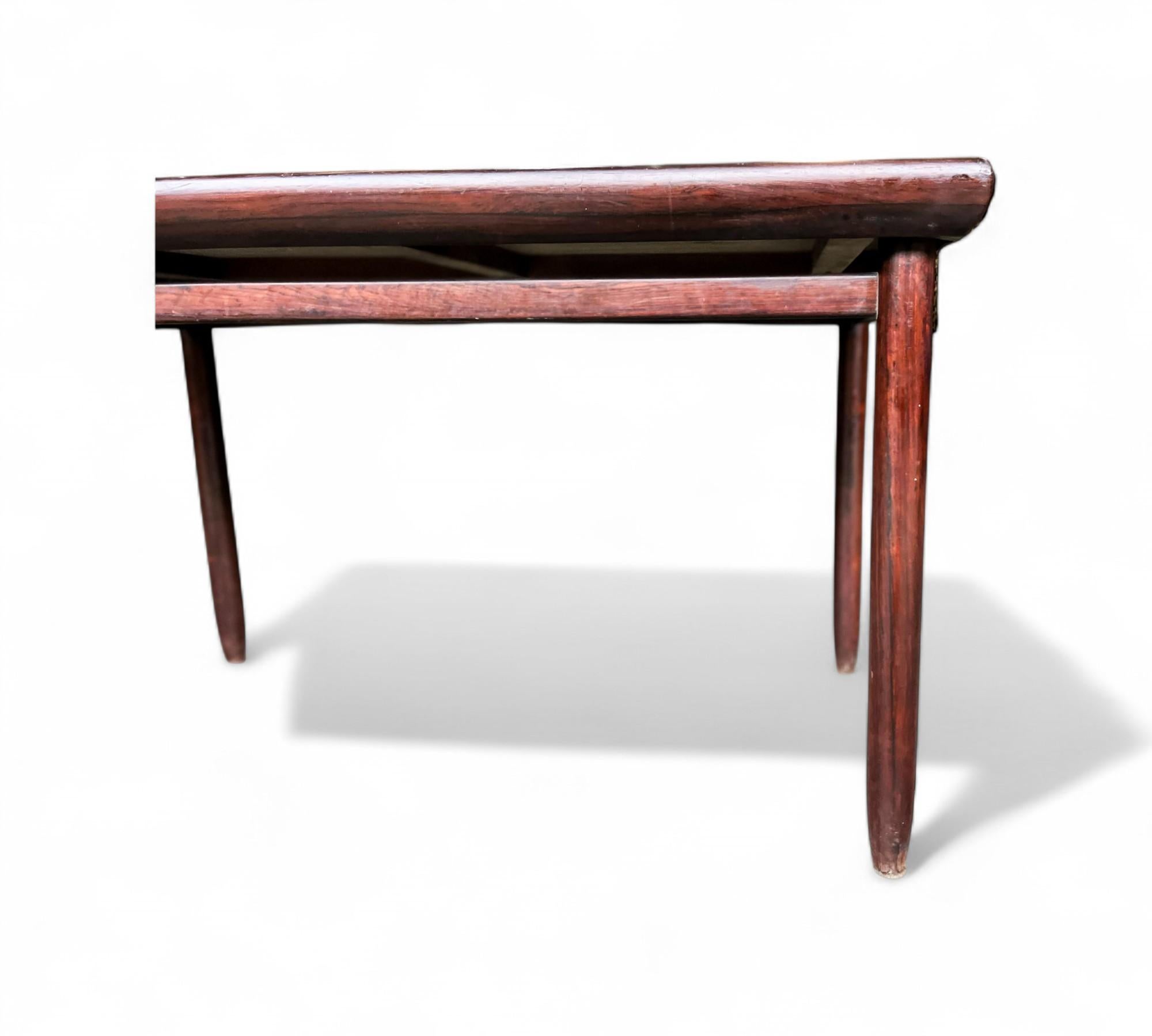 Mesa de comedor pequeña en madera noble, Jorge Jabour, años 60 - Lote 652 siglo XX en venta