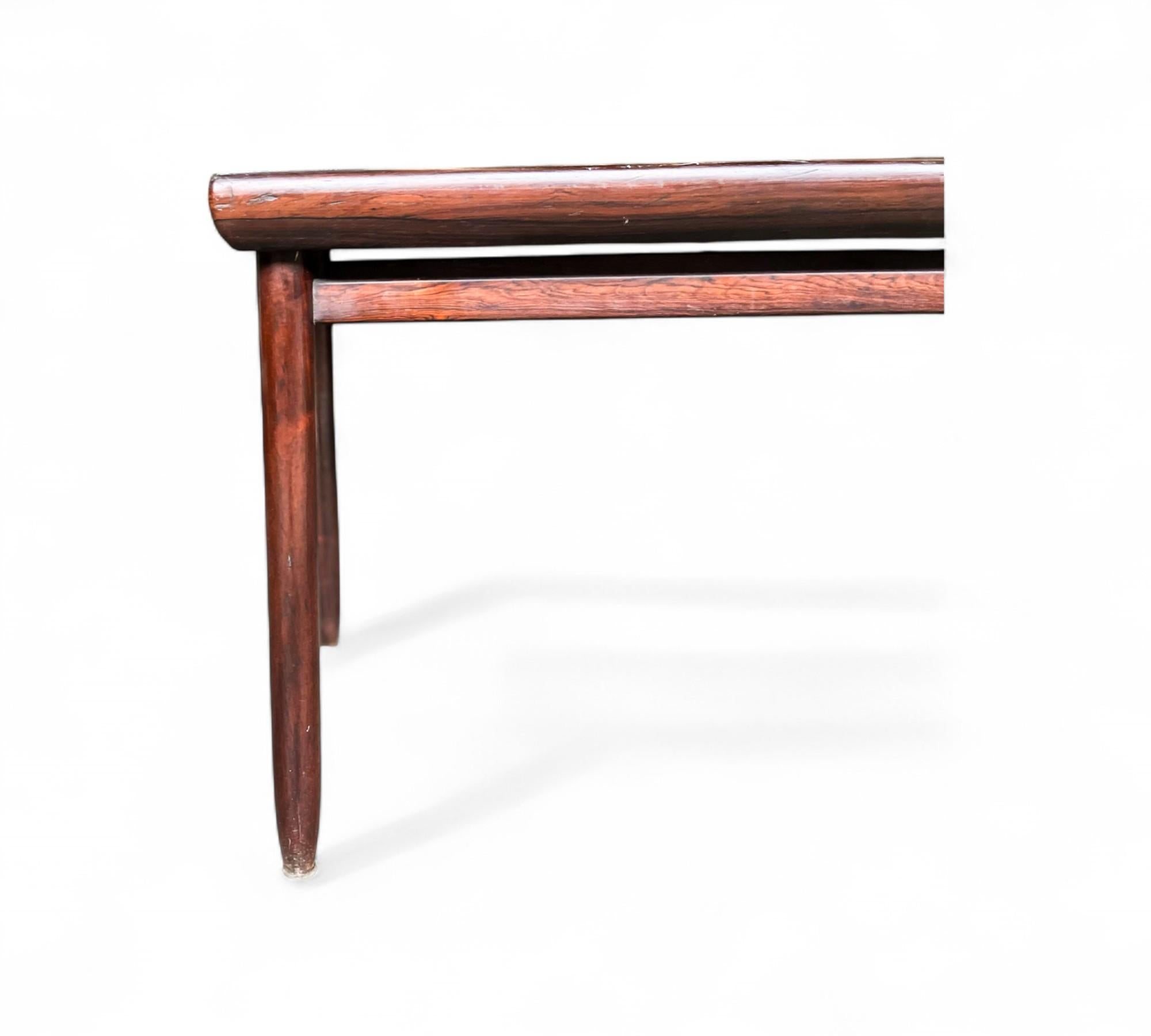Mesa de comedor pequeña en madera noble, Jorge Jabour, años 60 - Lote 652 en venta 1