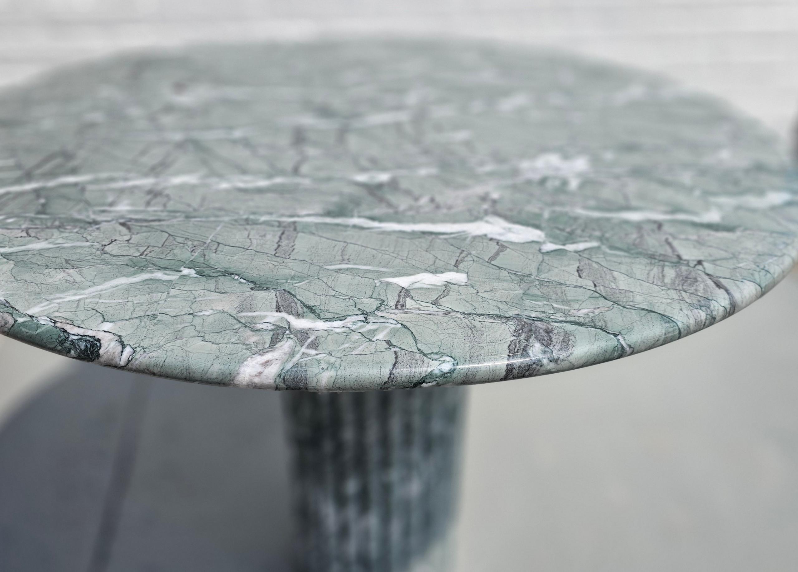 Cette charmante petite table de salle à manger est en marbre Verde Antigua classique d'un beau vert pâle.  La base cylindrique, dans le même marbre, présente plusieurs sections verticales légèrement arrondies.  La petite taille de la table la rend