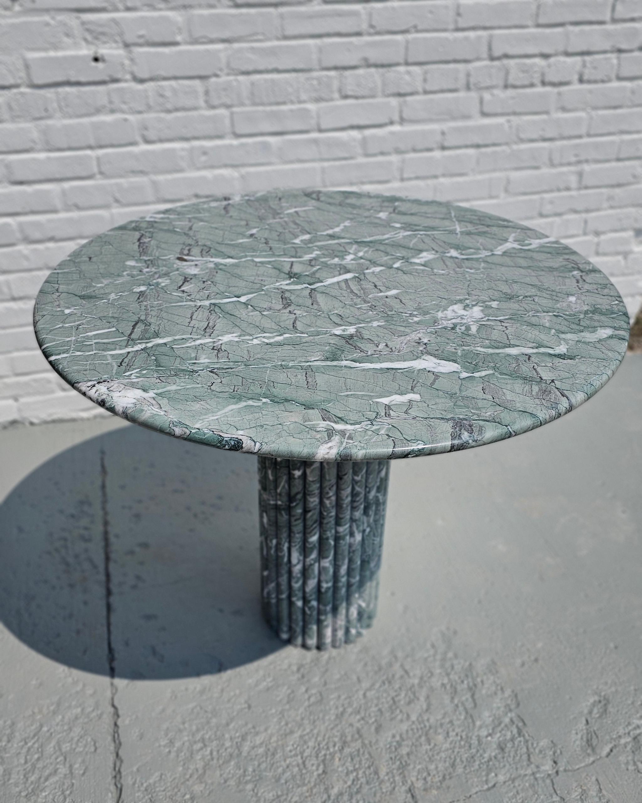 Moderne Petite table à manger en marbre vert pâle en vente