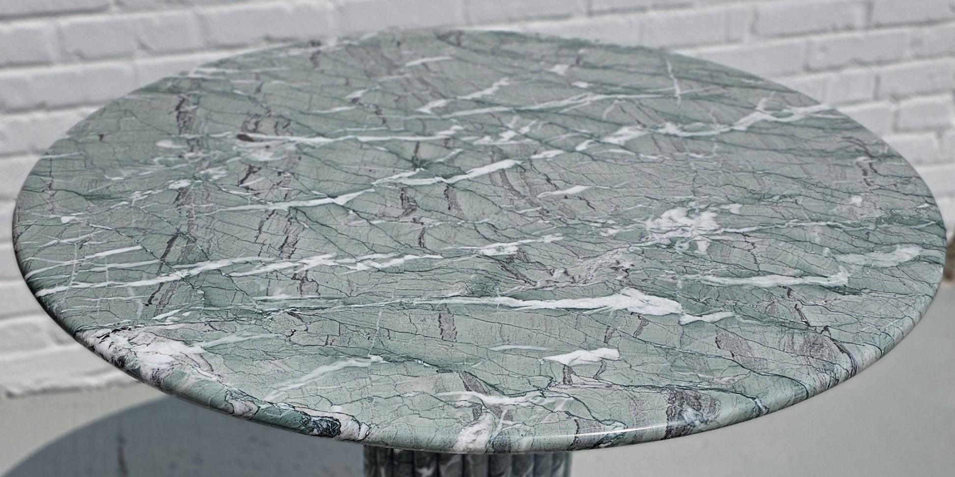Sculpté Petite table à manger en marbre vert pâle en vente