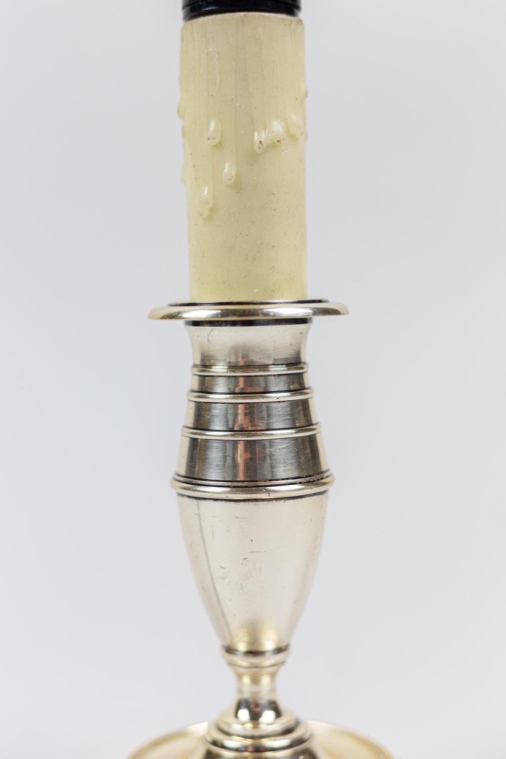 Argenté Petit chandelier de style Directoire en métal argenté:: vers 1900 en vente