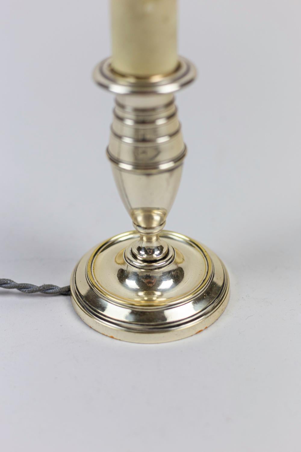 Petit chandelier de style Directoire en métal argenté:: vers 1900 Bon état - En vente à Saint-Ouen, FR