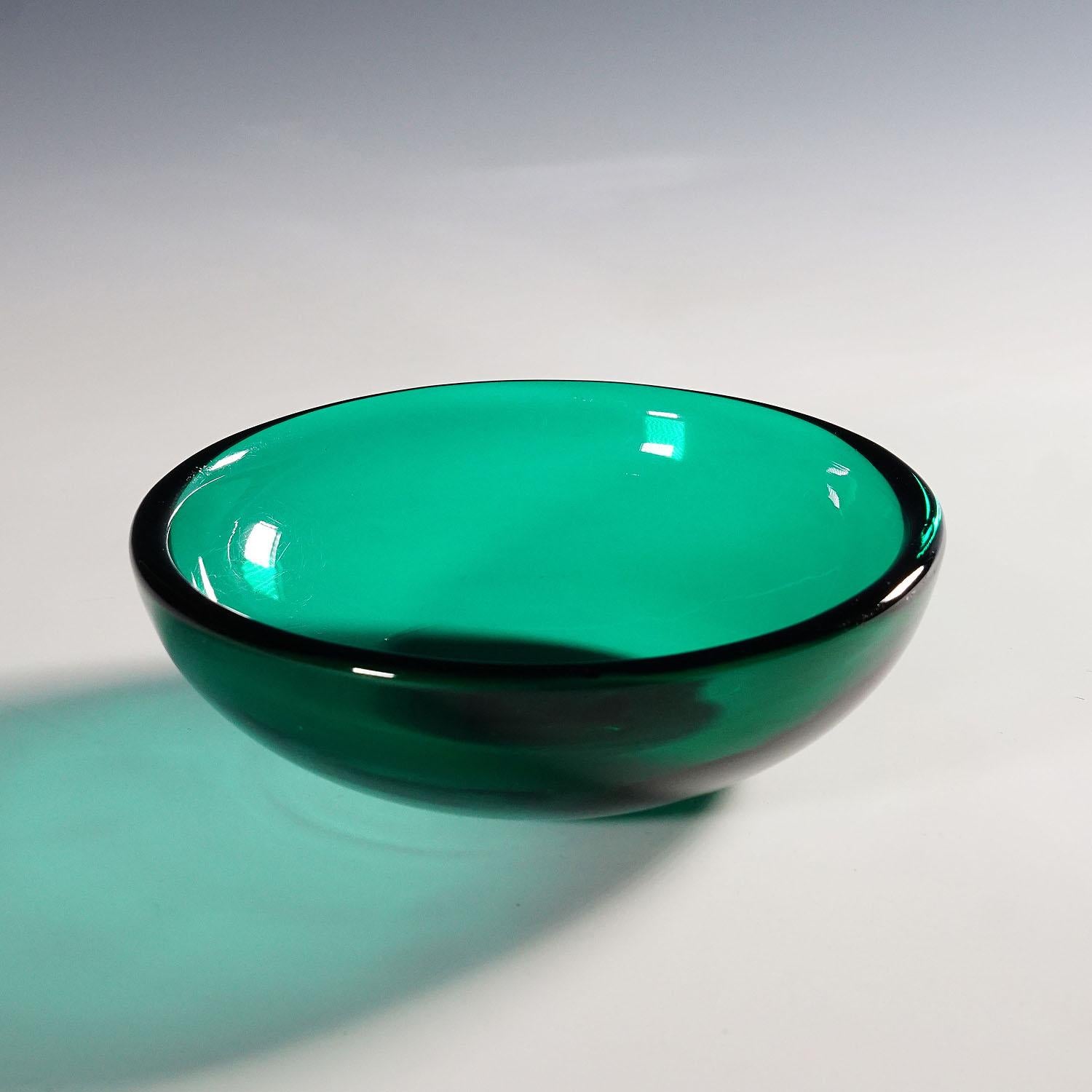 Small dish in green glass, Venini Murano ca. 1930s

A small glass dish in transparent green glass, most probably designed by Carlo Scarpa. Manufactured by Venini Murano Venice ca. 1930s. Acid etched signature 
