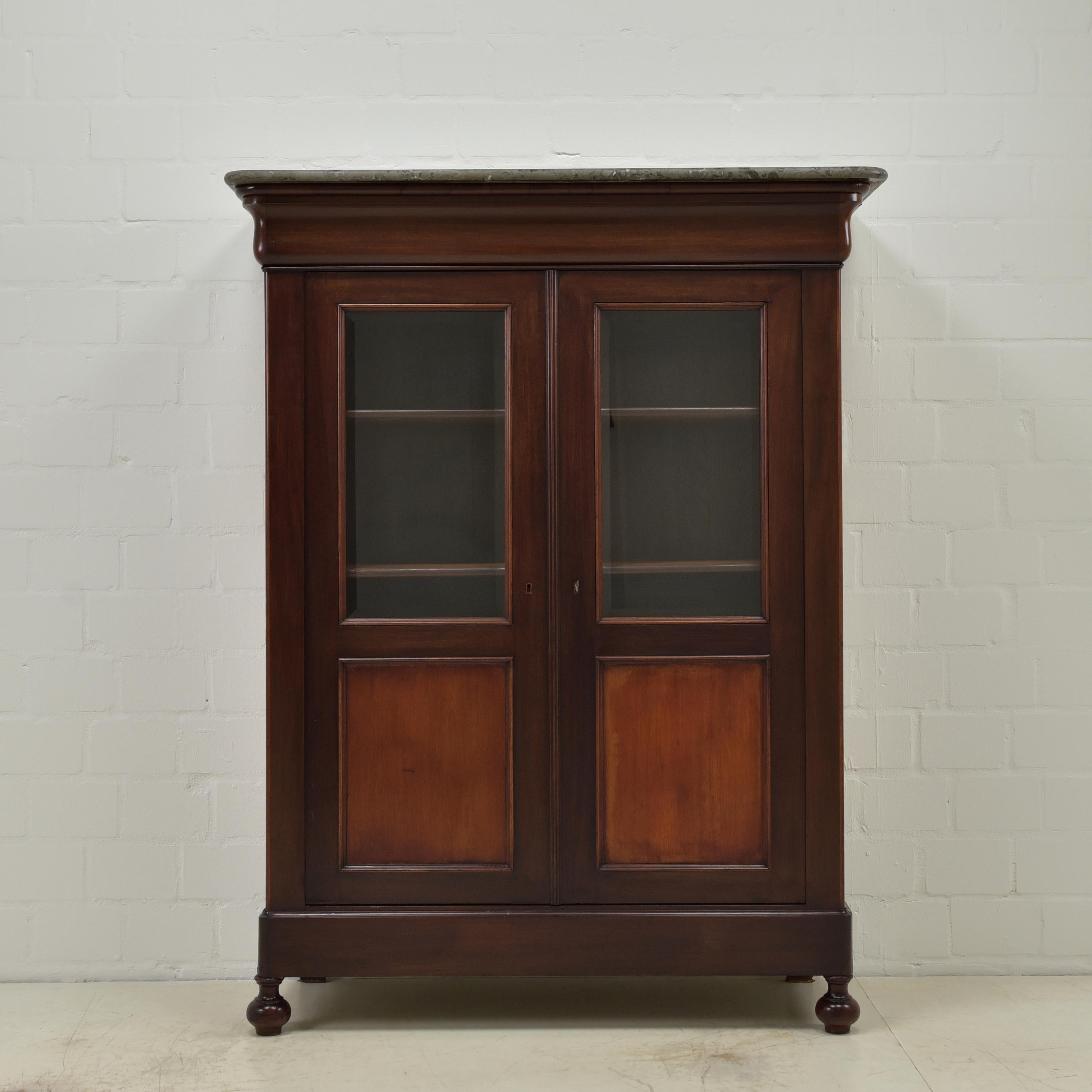Small display cabinet restored mahogany circa 1900 display case

Features:
Two-door model with 3 shelves
Original glazing with facet cut
Recessed bar lock
Quite factual model
Relatively low
The cabinet cannot be dismantled

Additional