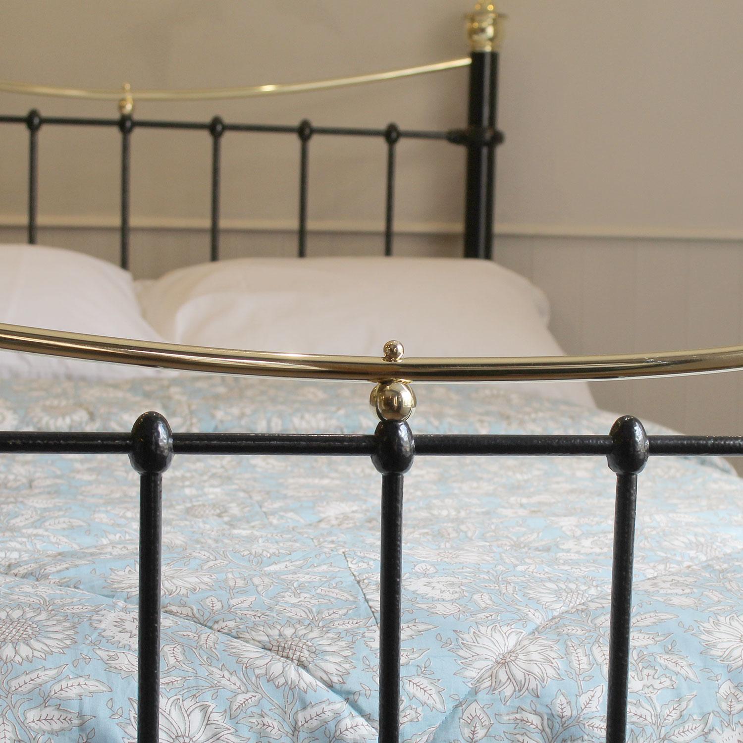 Small Double Brass and Iron Antique Victorian Bed in Black, MD152 For Sale 2