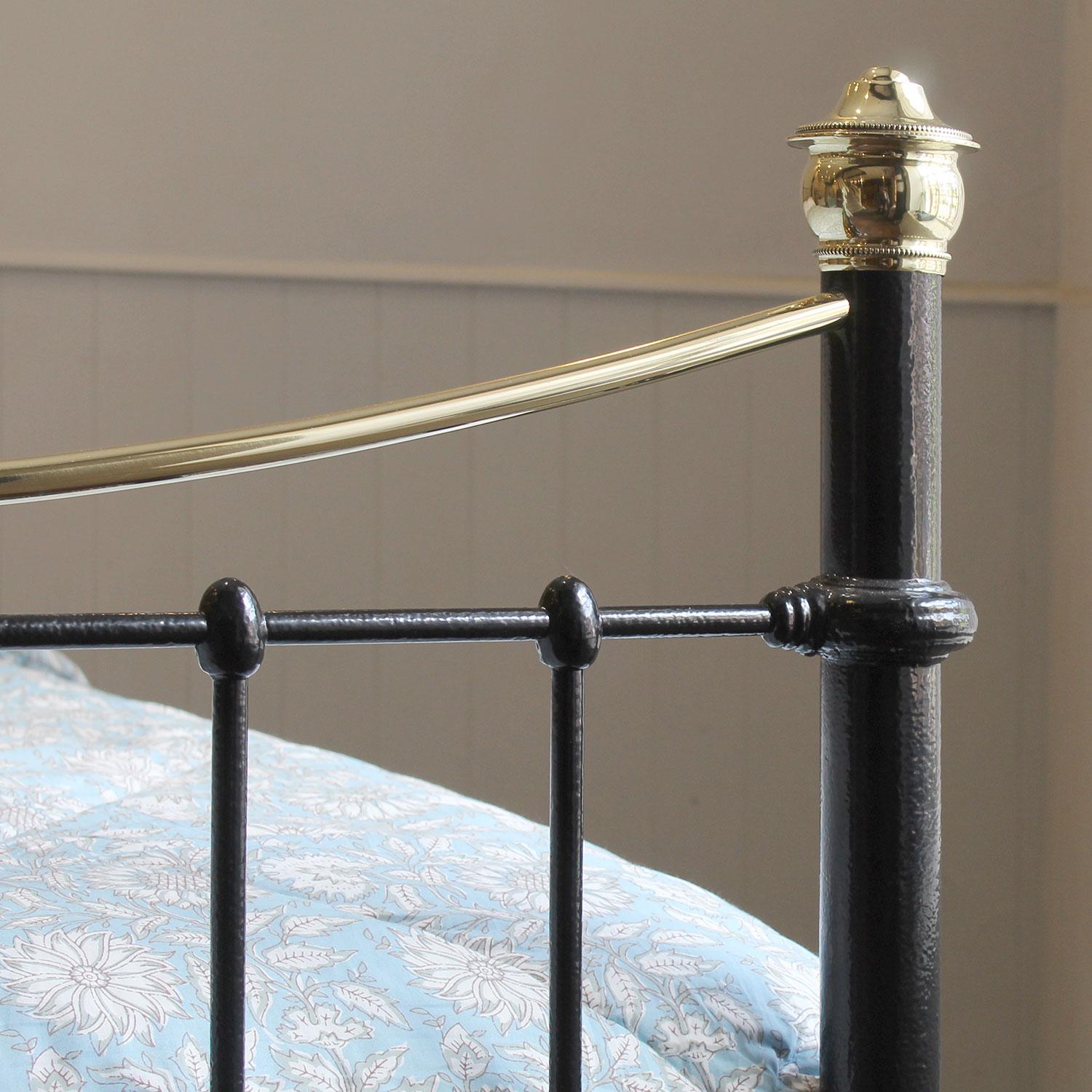 Small Double Brass and Iron Antique Victorian Bed in Black, MD152 For Sale 3