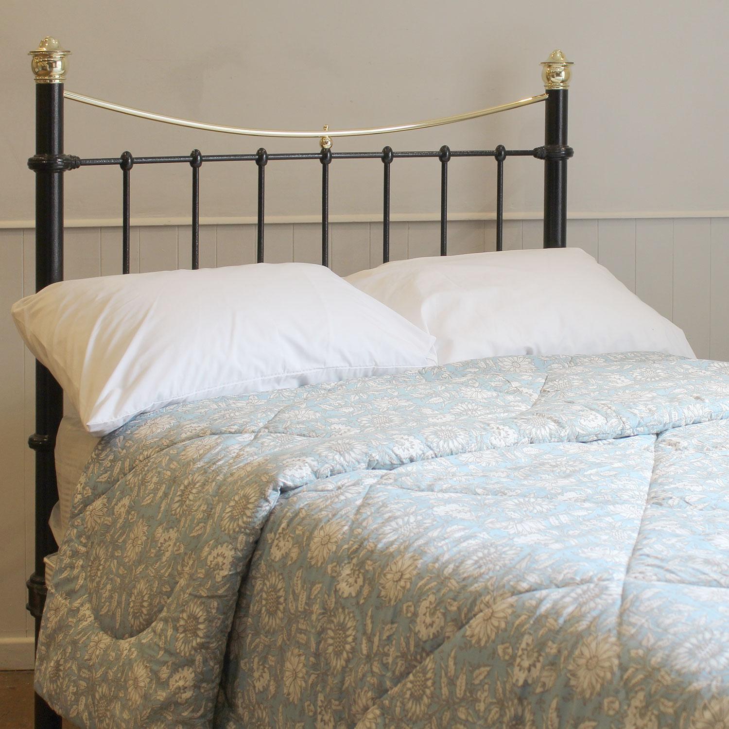 Small Double Brass and Iron Antique Victorian Bed in Black, MD152 For Sale 4