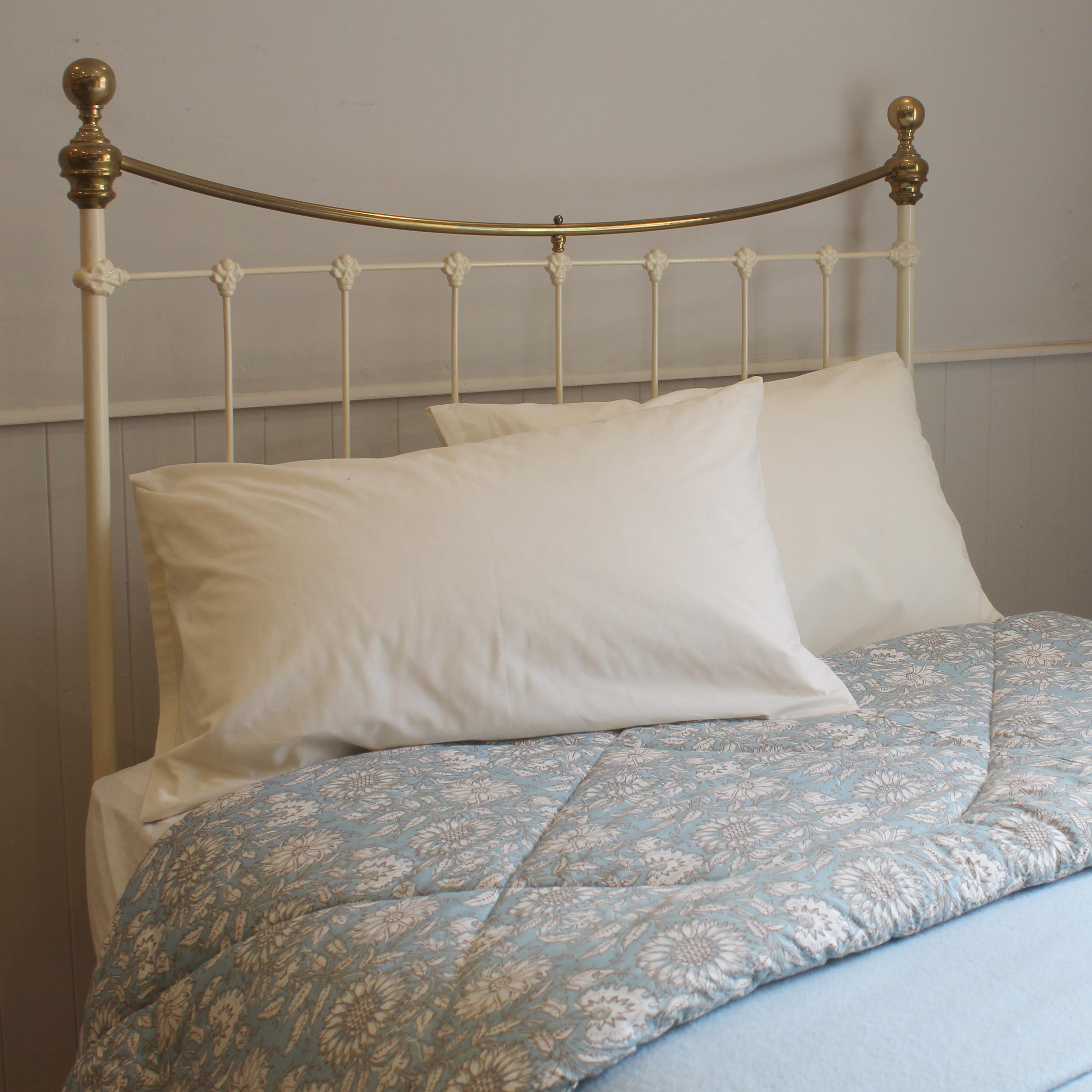 Small Double Brass and Iron Antique Victorian Bed in Cream, MD155 In Good Condition In Wrexham, GB
