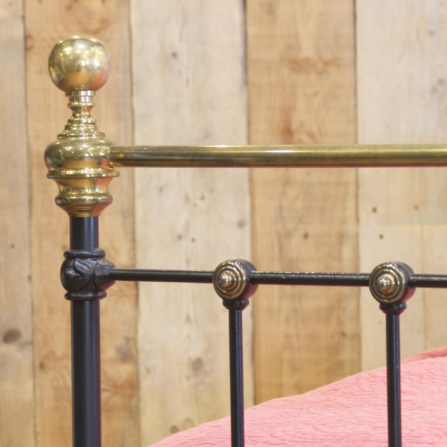 Small Double Brass and Iron Bed in Black, MD172 In Good Condition In Wrexham, GB