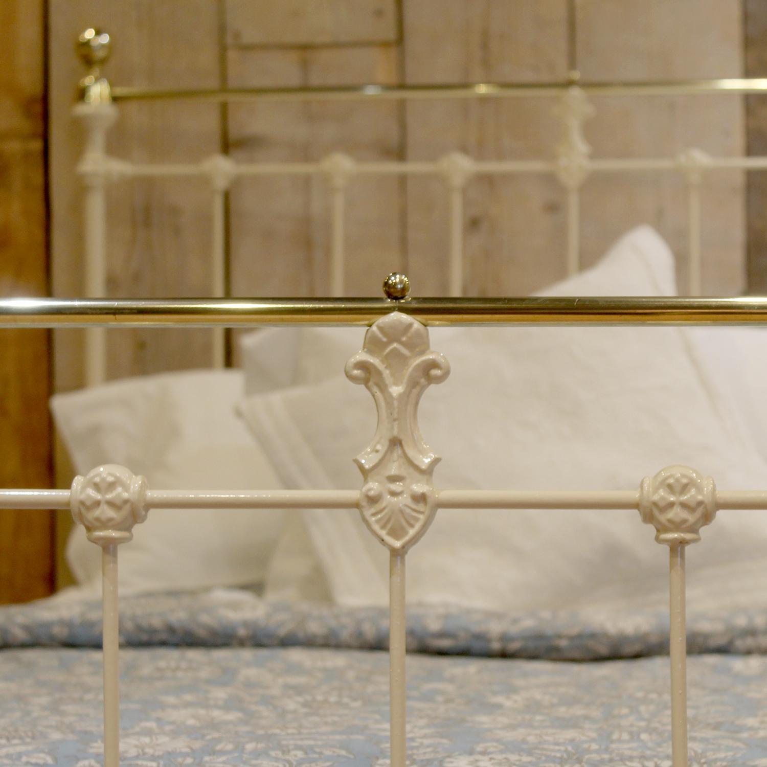 Small Double Brass and Iron Bed in Cream, MD161 In Good Condition In Wrexham, GB