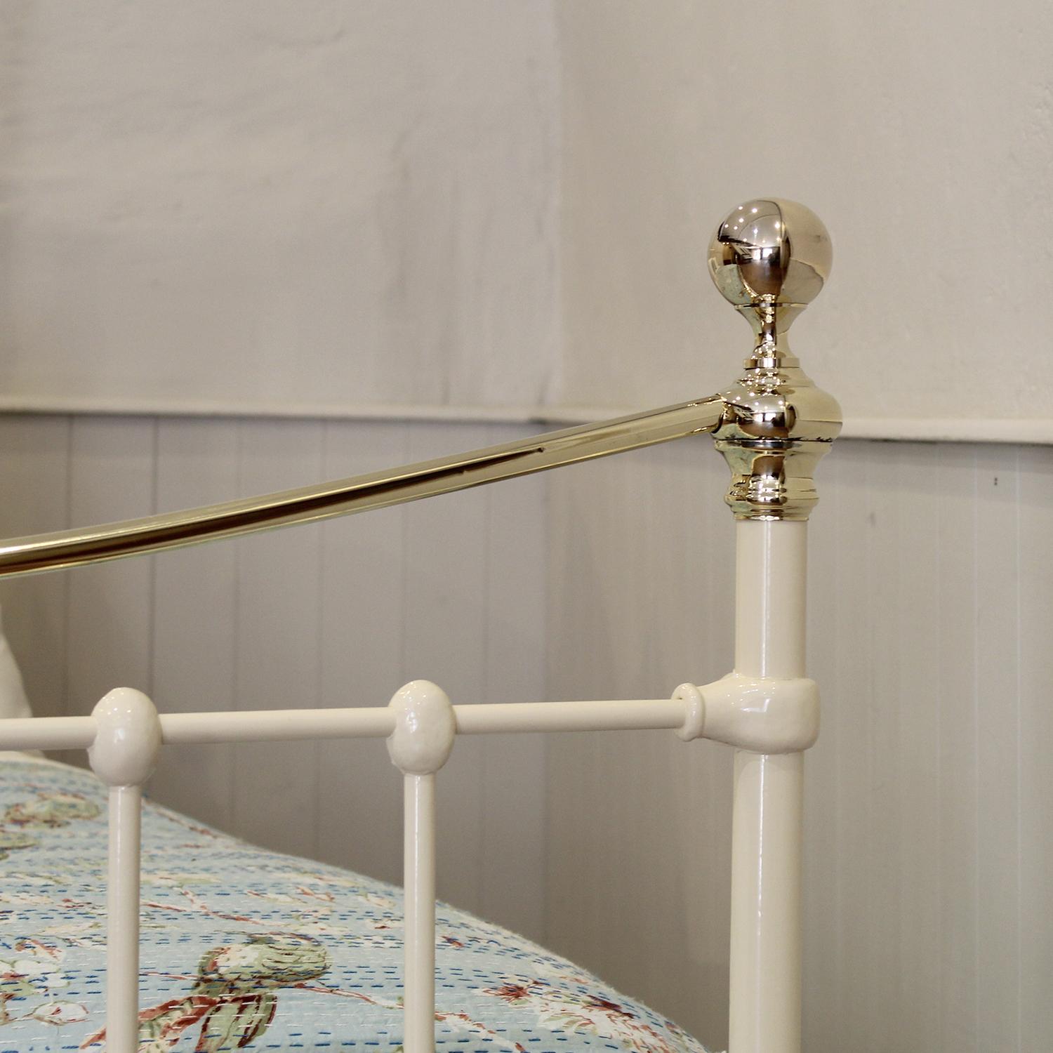 Small Double Brass and Iron Bed, MD143 In Good Condition For Sale In Wrexham, GB