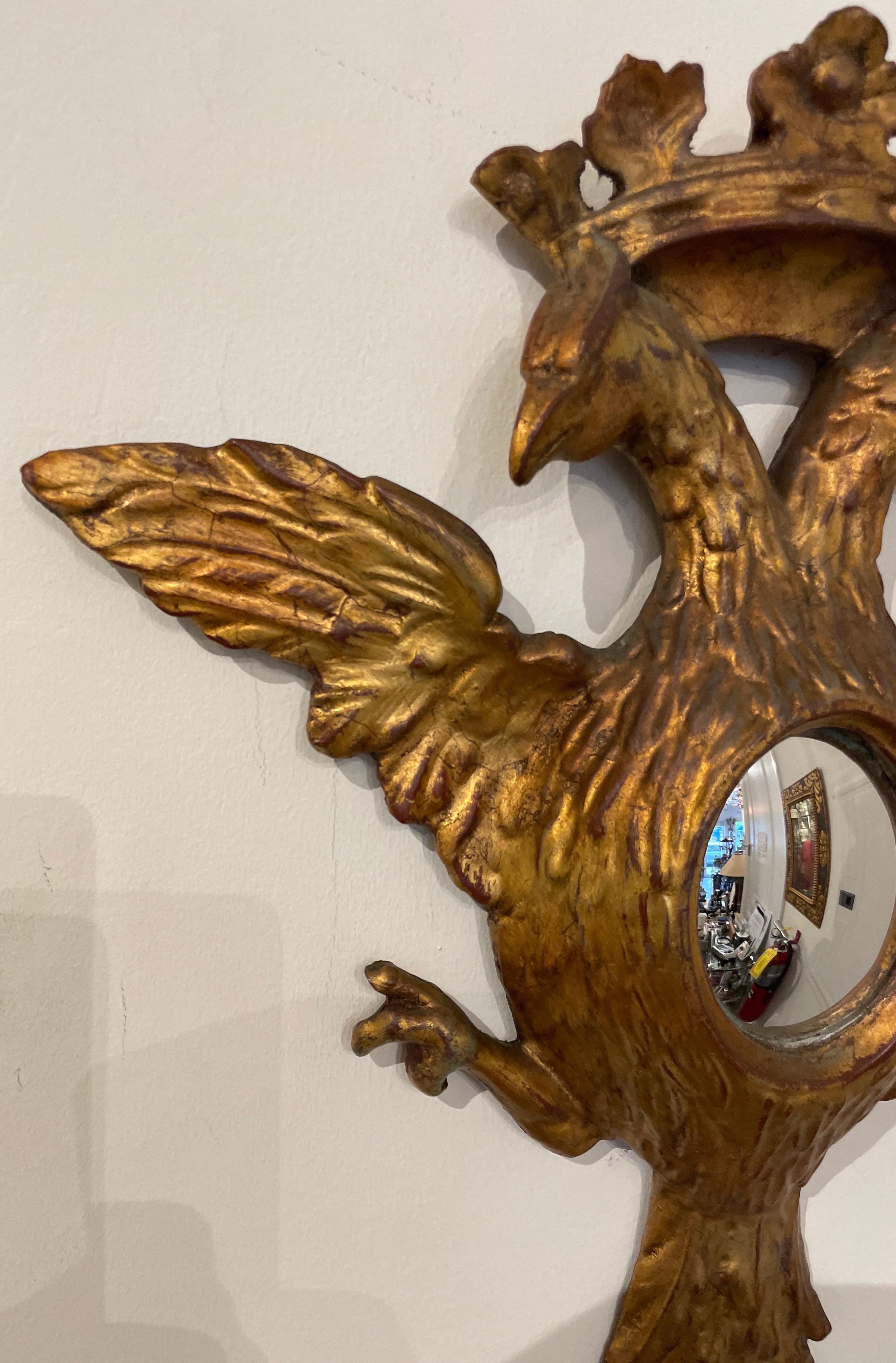 Vergoldeter, konvexer Doppeladler-Spiegel im russisch-kaiserlichen Stil.