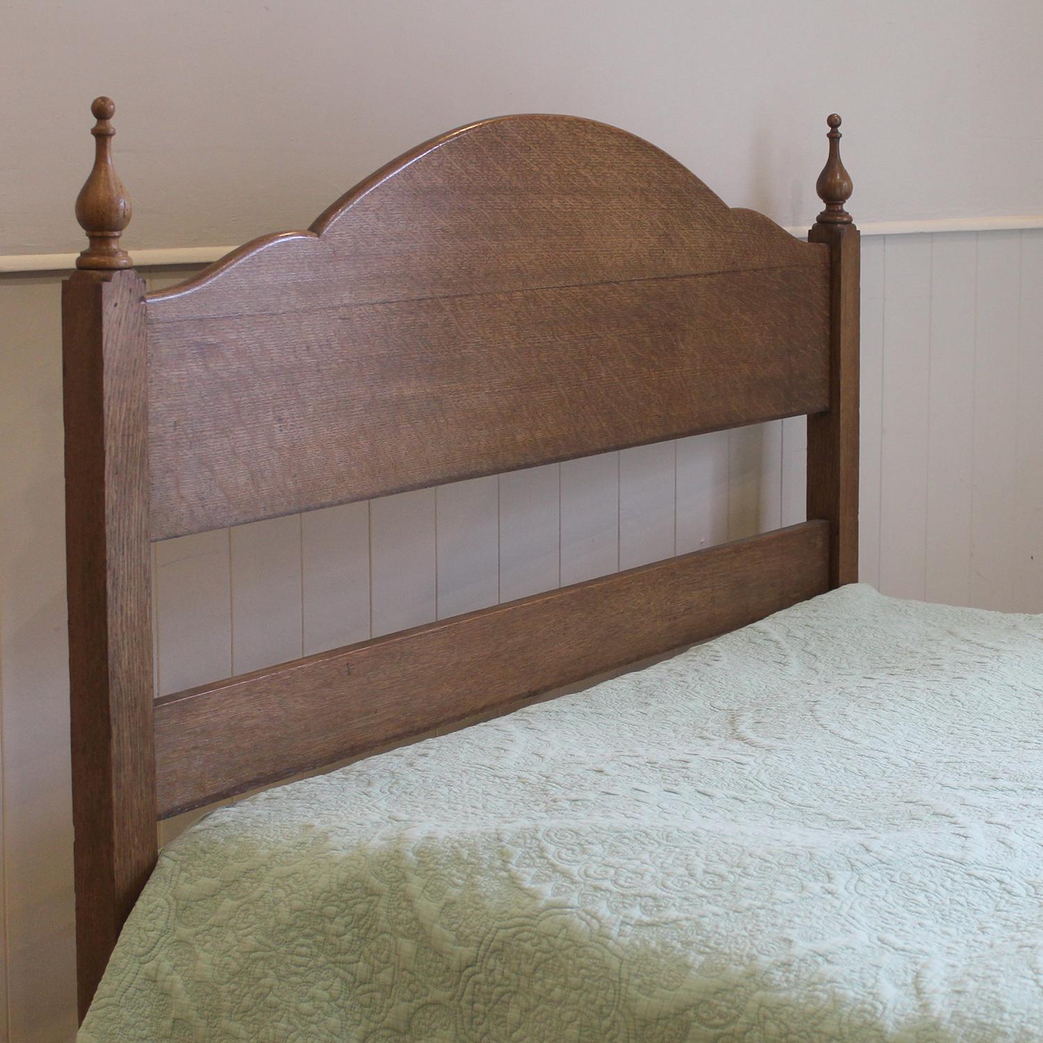 Small Double Oak Antique Bed - WD57 For Sale 1