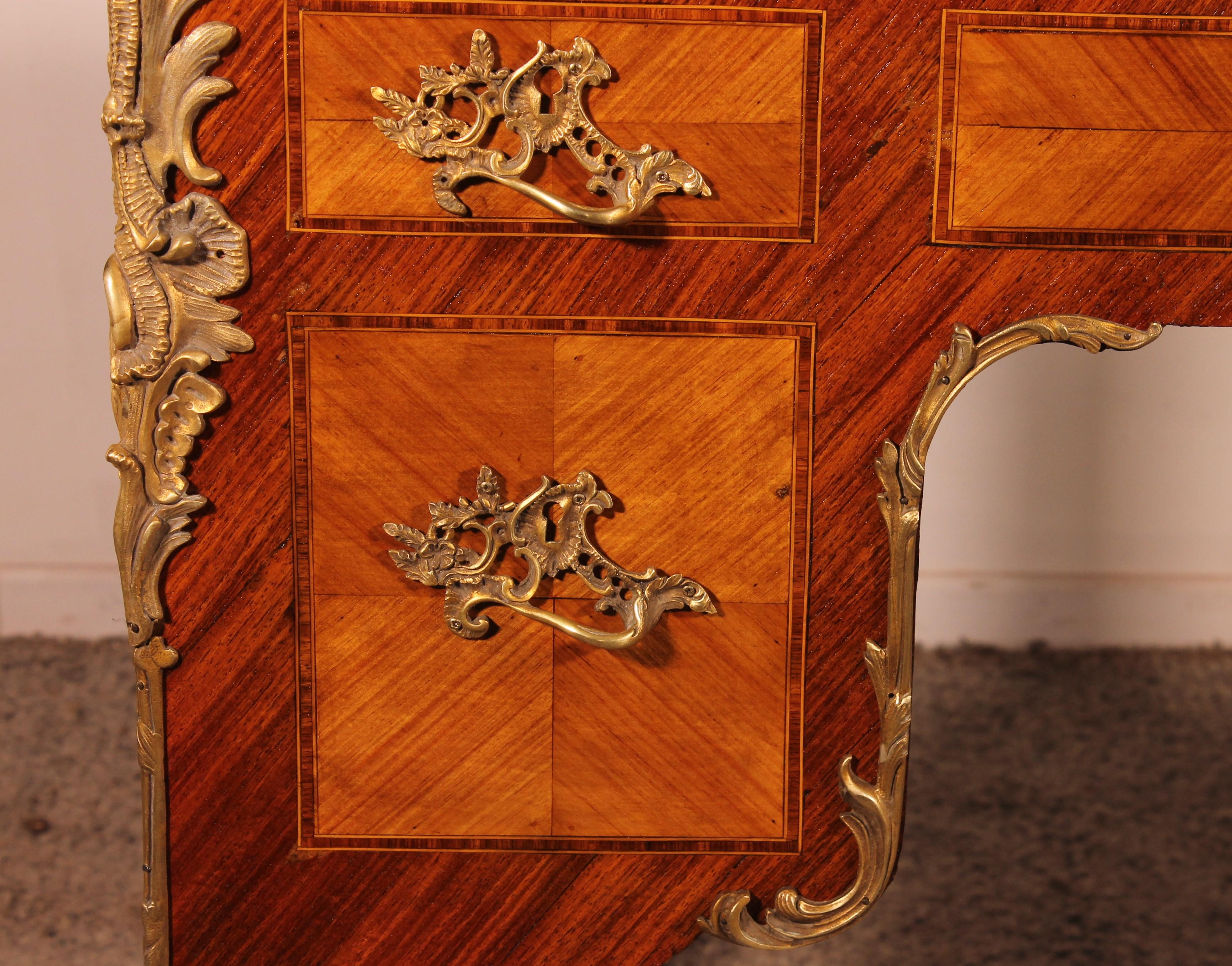 Petite table à écrire à double face en bois de rose de style Louis XV du 19e siècle en vente 8
