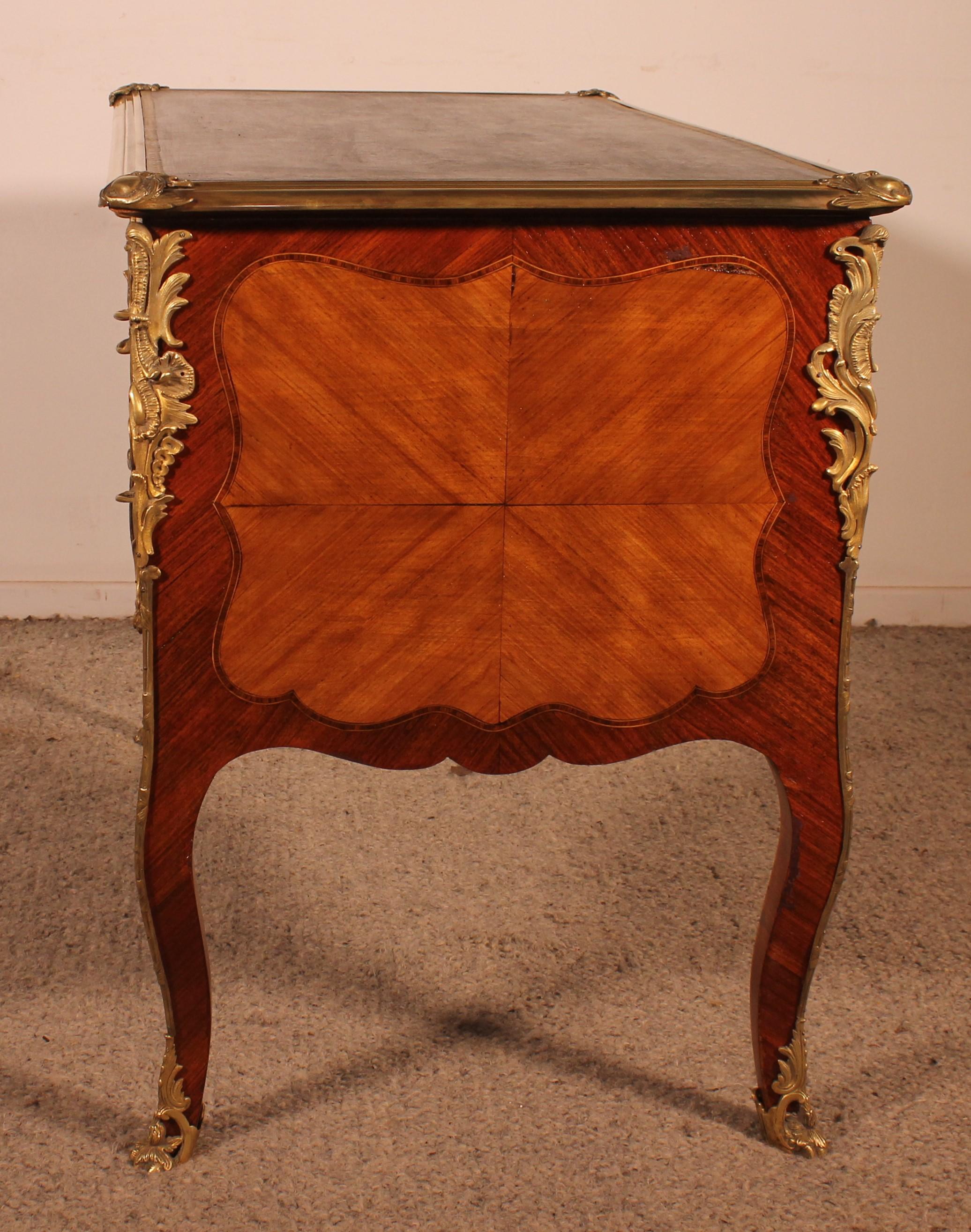 Petite table à écrire à double face en bois de rose de style Louis XV du 19e siècle en vente 9
