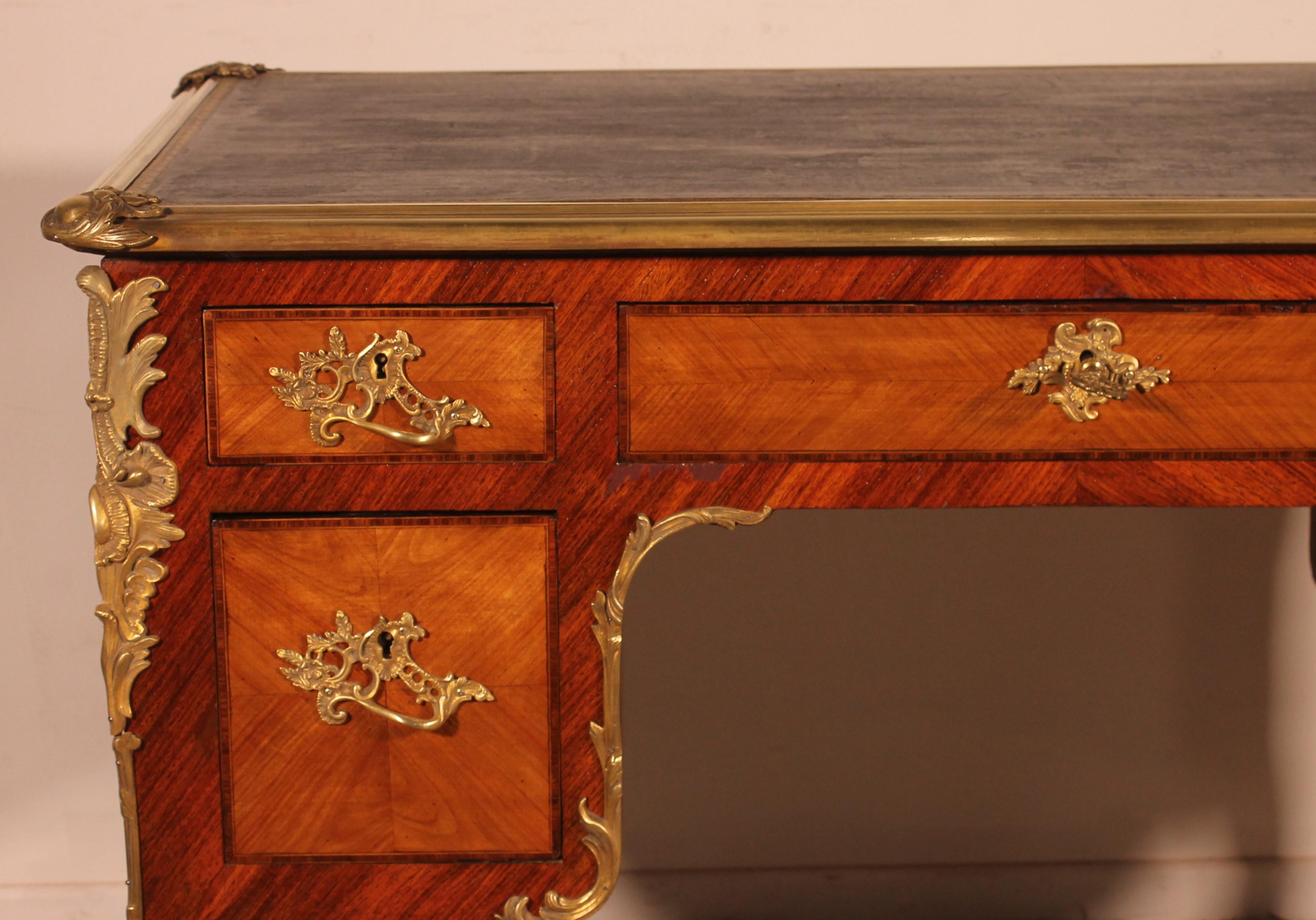 Prächtiger Schreibtisch aus Palisanderholz im Stil Louis XV aus dem 19.

Sehr schöner doppelseitiger Schreibtisch, bestehend aus 5 Schubladen, die auf allen Seiten mit Bronze verziert sind.
Es ruht auf gebogenen Beinen, die mit vergoldeter Bronze