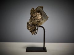 Pequeño cuarzo "escama de dragón" con goethita sobre matriz