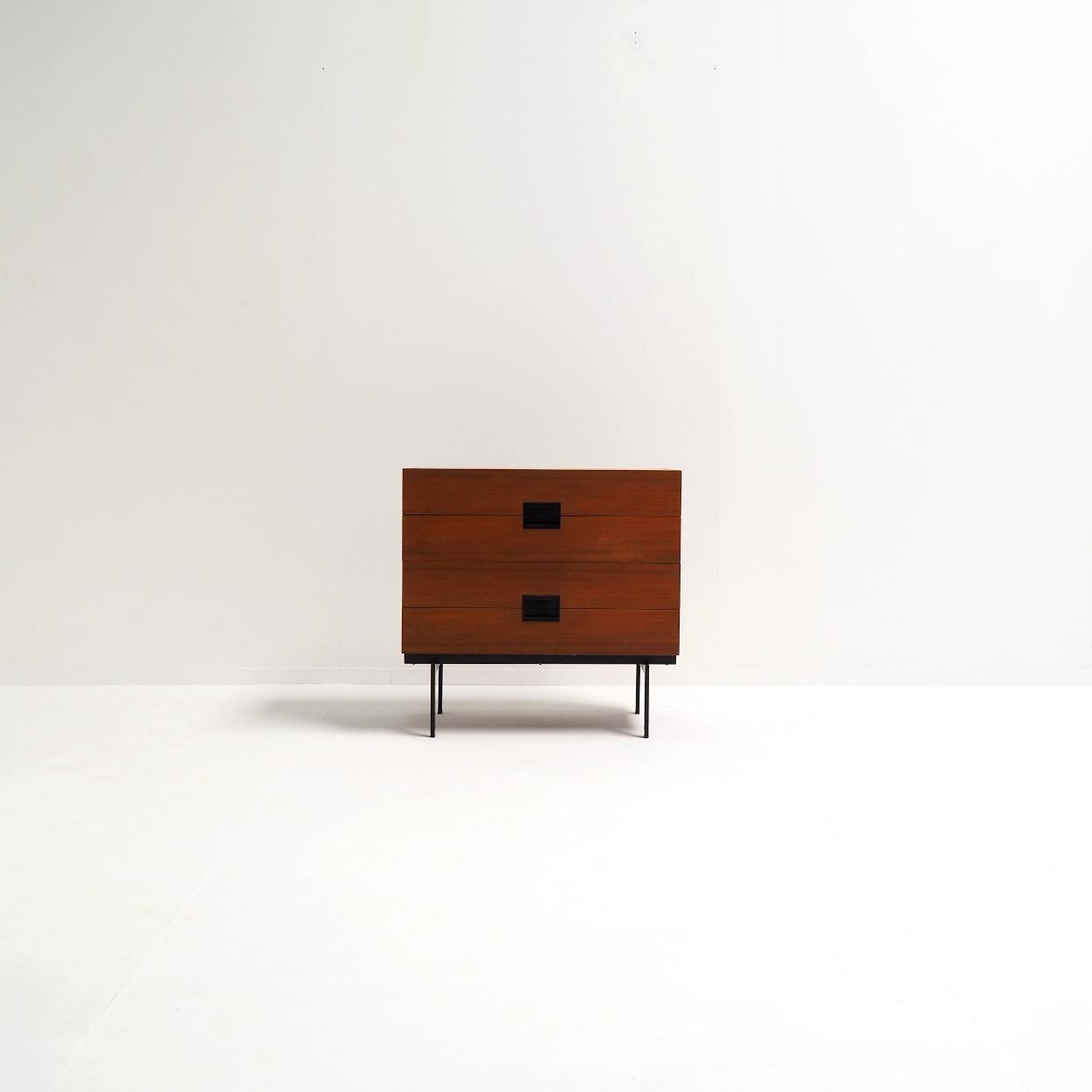 Questa cassettiera vintage, disegnata da Cees Braakman per Pastoe come parte dell'iconica Serie Giapponese, è un bellissimo esempio di design moderno olandese di metà secolo.

Con le sue linee pulite, i dettagli minimali e l'artigianato di alta
