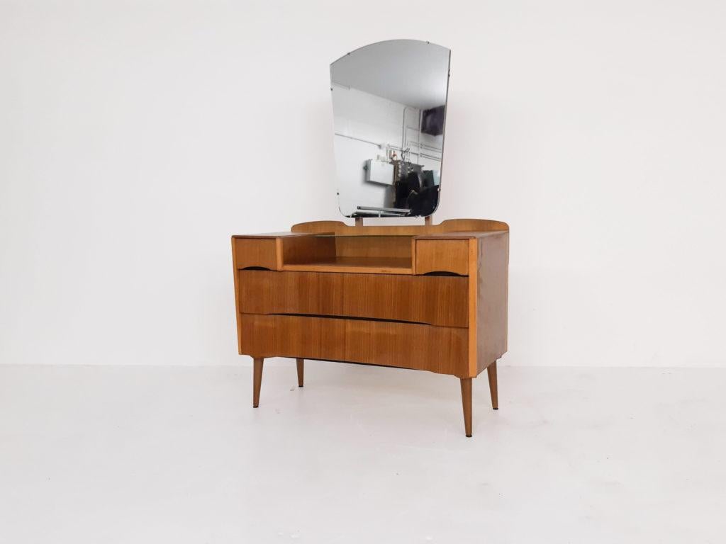 Teak dressing table with a mirror, two larger drawers and two smaller drawers.
Measure: Height table 60 cm.