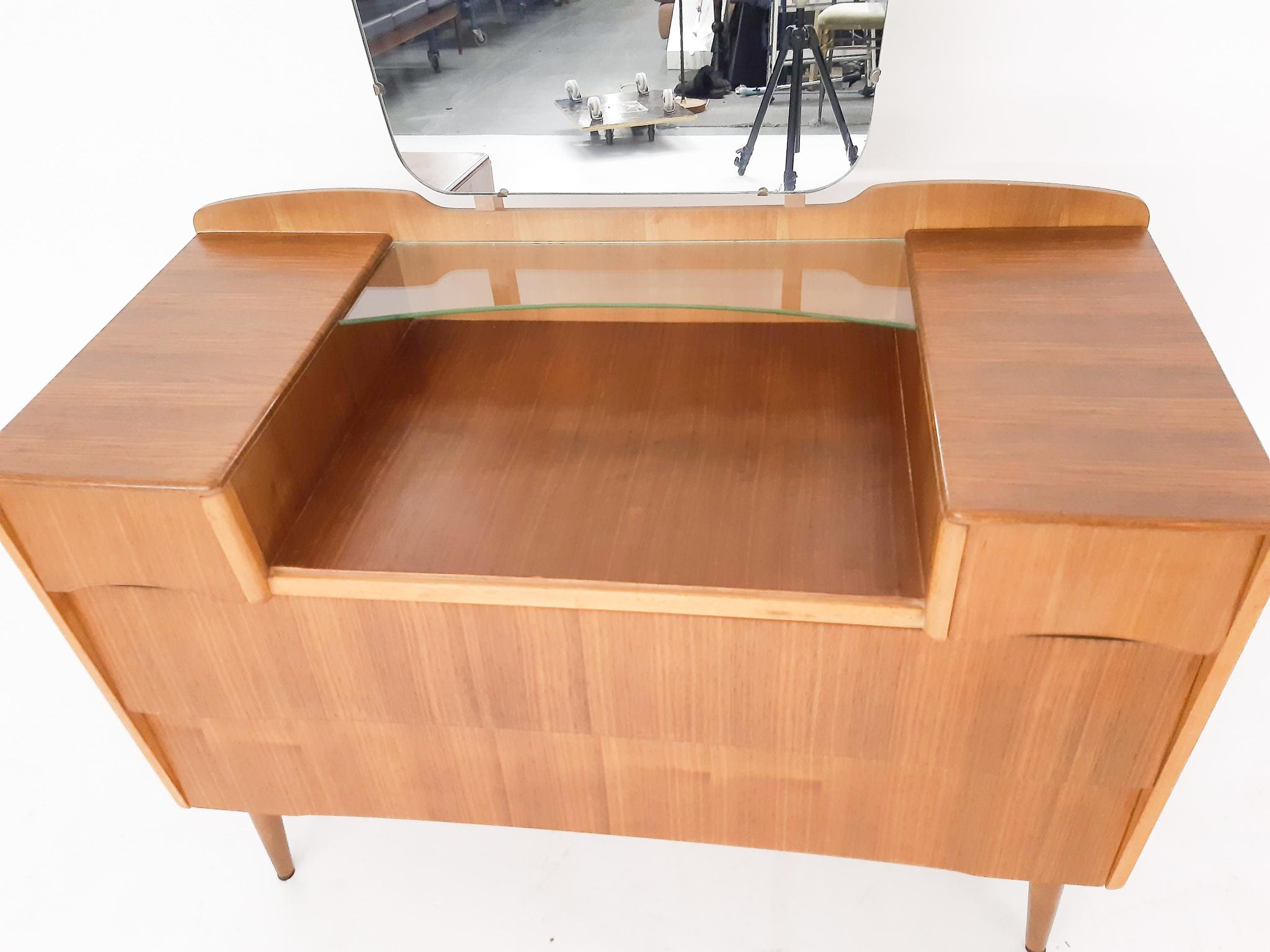 British Small Dressing Table or Vanity by Gunther Hoffstead for Uniflex, U.K. 1960s For Sale