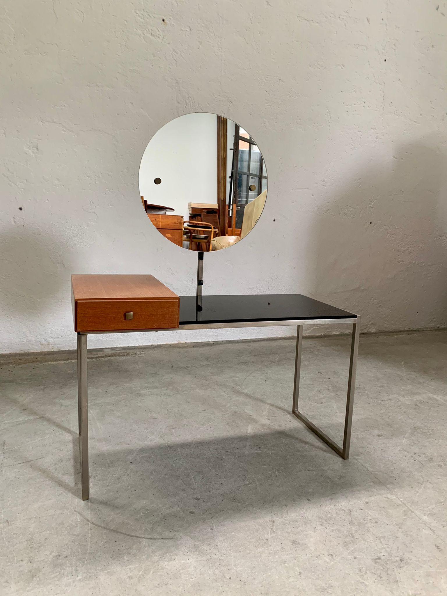 Kleiner Schminktisch mit ikonischem rundem Spiegel, aus Glas, Holz und  stahl, 1970er Jahre

Frisiertisch mit Schublade und rundem Spiegel, Metallstruktur mit schwarzer Opalglasplatte und Holzschublade. 

Gute Bedingungen
