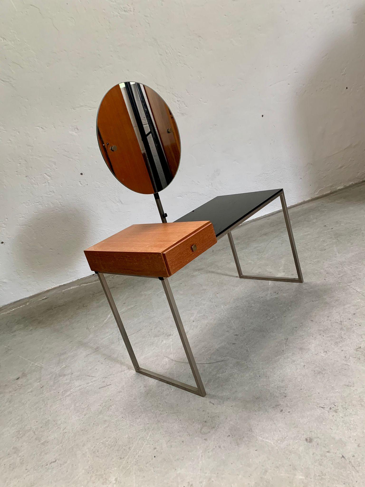 Kleiner Schminktisch mit ikonischem rundem Spiegel, aus Glas und Stahl, 1970er Jahre im Zustand „Gut“ im Angebot in Milano, IT