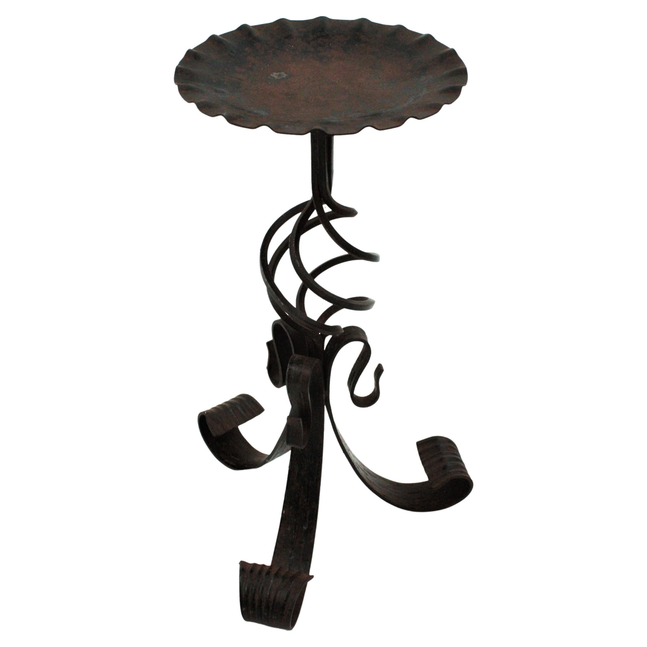 Spanish Side Table, Wrought Iron
Small Spanish Gilt Iron Drinks Table Gueridon, End or Side Table. Manufactured in Spain, 1940s.
This pedestal table has a wavy edged top heavily decored by the Hammer work. It stands on a tripod base with scroll