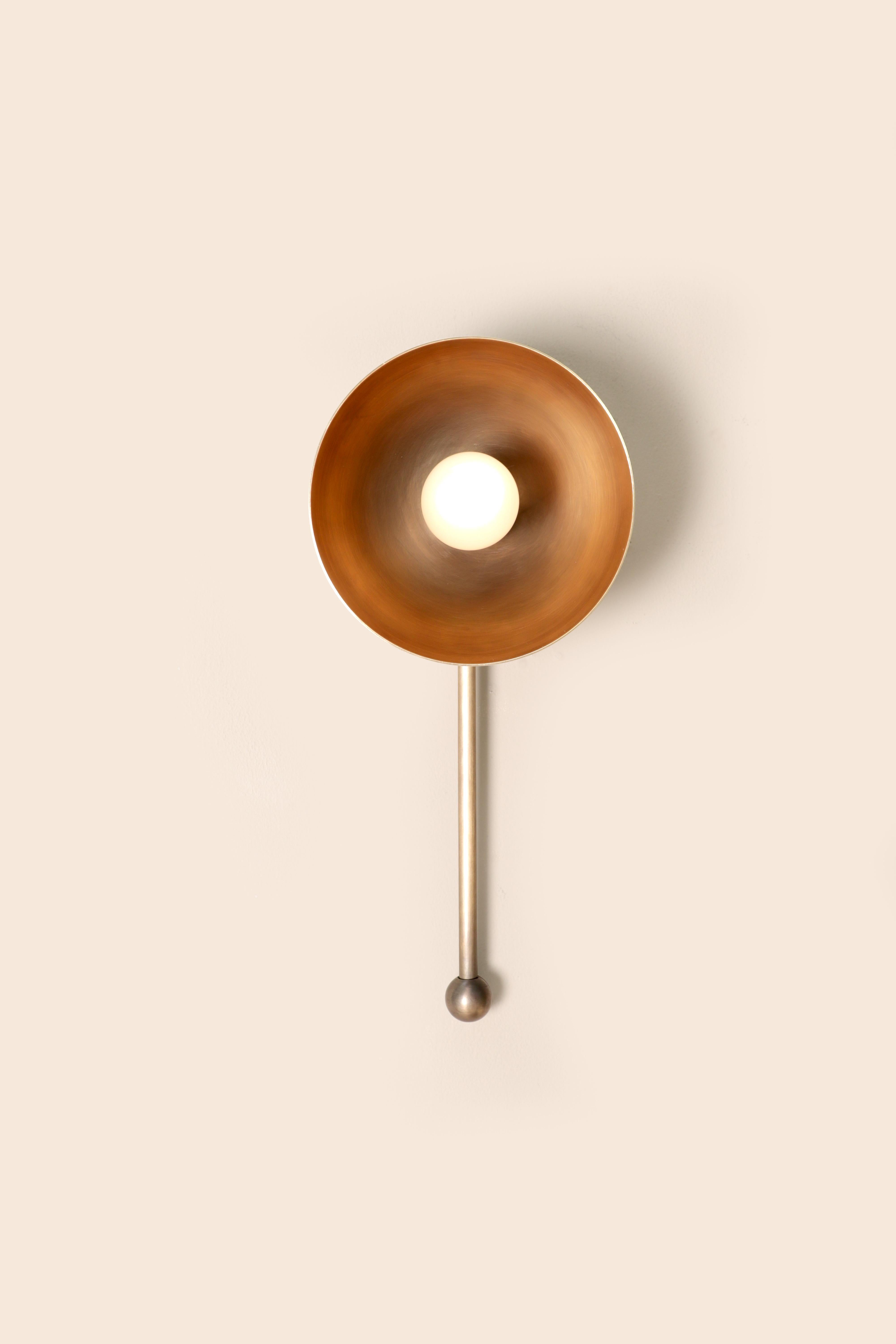 Postmoderno Lampada da parete in ottone a goccia piccola di Lamp Shaper in vendita