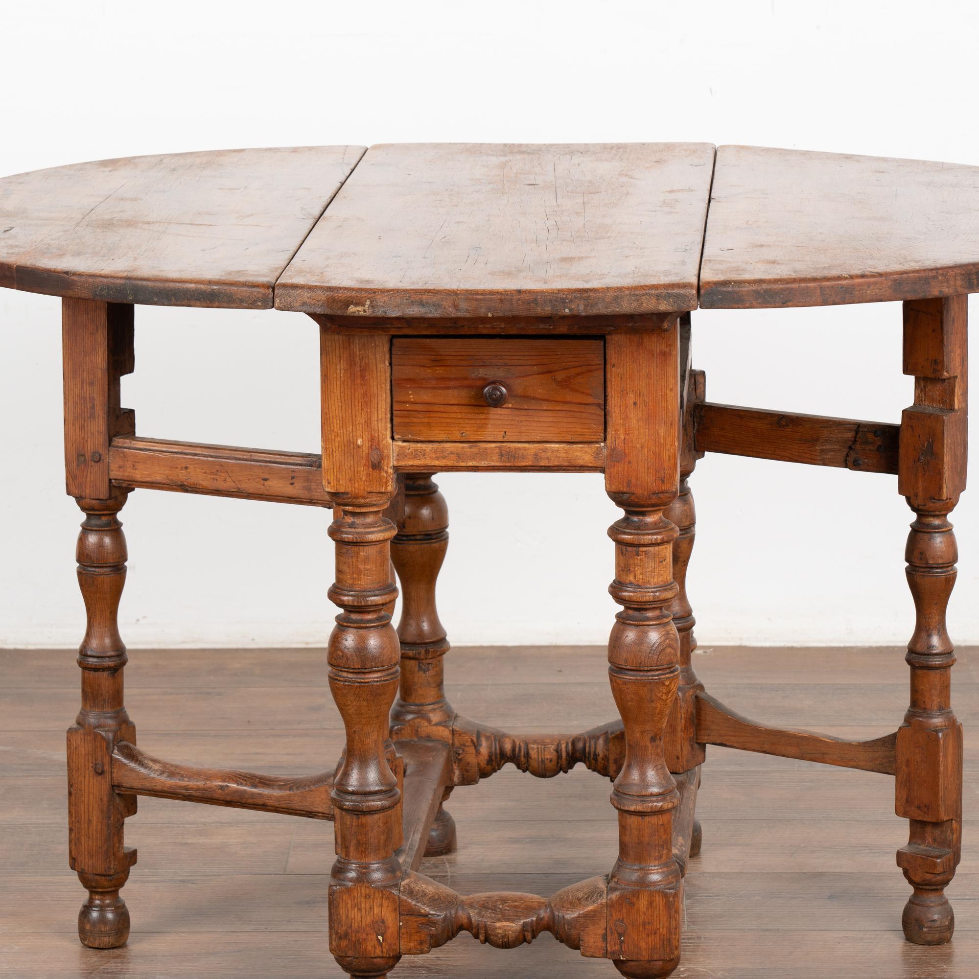 Small Drop Leaf Gate Leg Table, Denmark circa 1750 In Good Condition In Round Top, TX