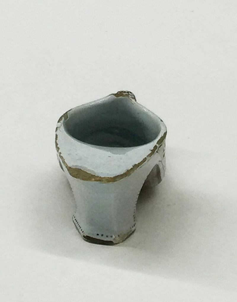 Zapatito de barro policromado holandés del siglo XVIII Pintado a mano en venta