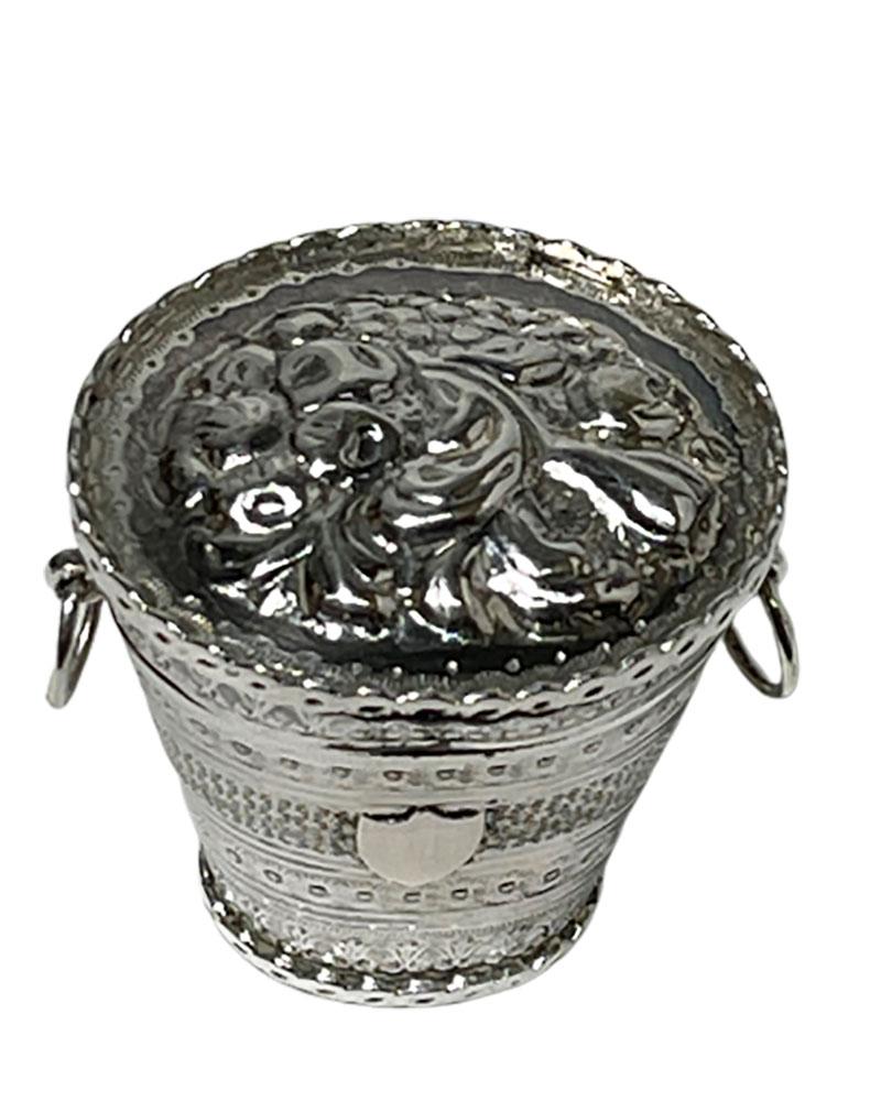 Small Dutch 19th century silver Lodderein or scent box by Reitsma Sr. S.T., Sneek

A Lodderein box or a scent box in the shape of a bucket with floral motif on the lid from the first part of the 19th century made by
The Silversmith Reitsma Sr.