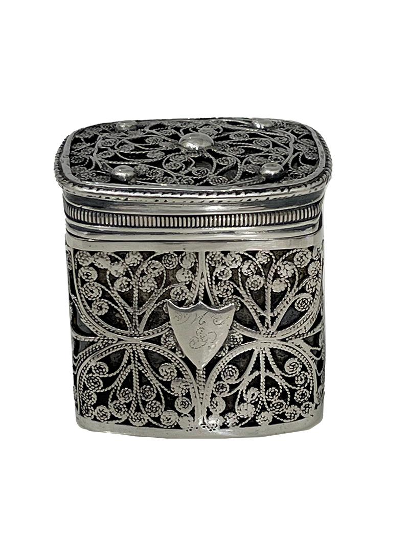 Small Dutch 19th Century Silver Lodderein or Snuff Box by Dirk de Gilde Koppenol

A Lodderein box or a snuff box in rectangular shape with filigree motif 
The Silversmith is Dirk de Gilde Koppenol (The Netherlands)
He used this silversmith hallmark