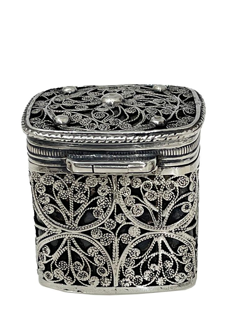 Small Dutch 19th Century Silver Lodderein or Snuff Box by Dirk de Gilde Koppenol For Sale 1
