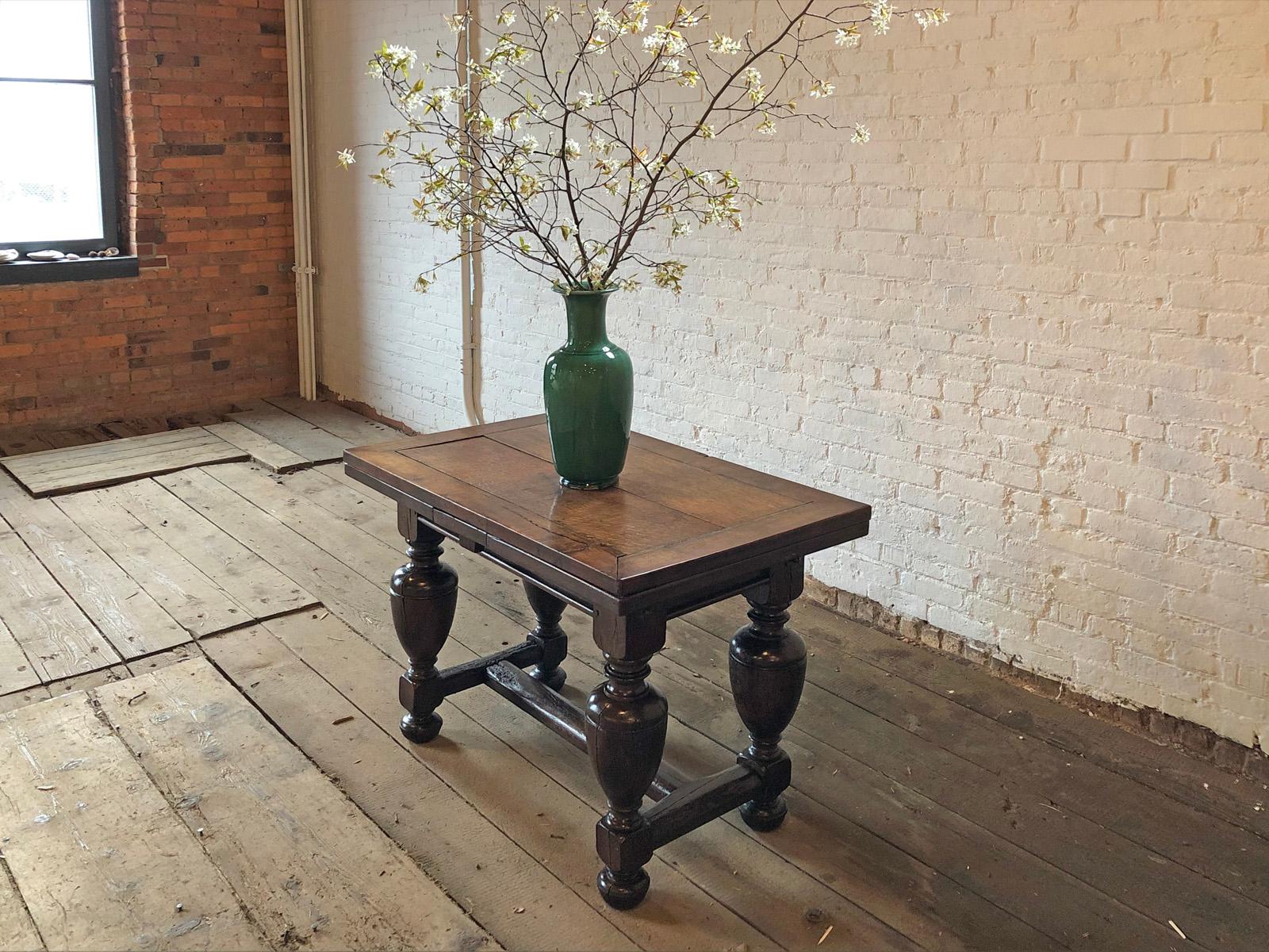 Niederländischer Barocktisch aus Eichenholz des 17. Jahrhunderts mit blattförmigem Mitteltisch im Zustand „Gut“ im Angebot in Troy, NY