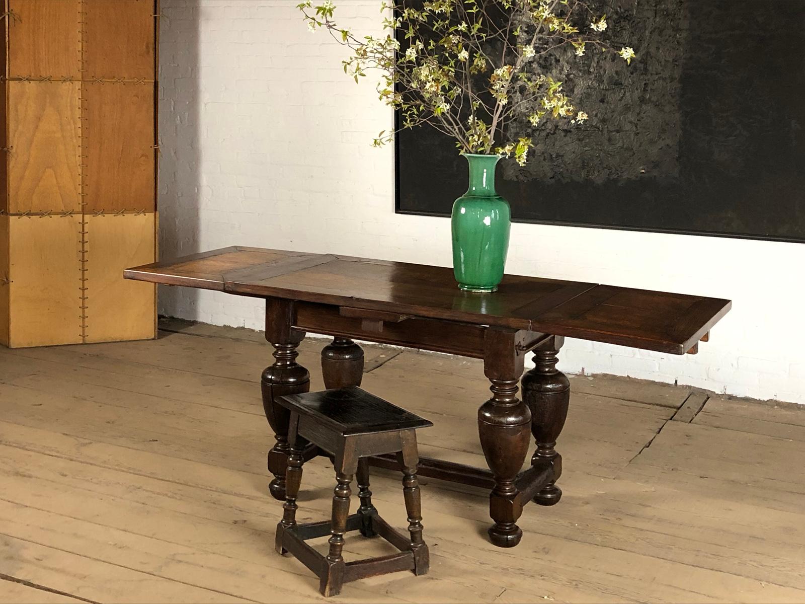 Small Dutch Baroque 17th Century Oak Draw-Leaf Center Table In Good Condition For Sale In Troy, NY