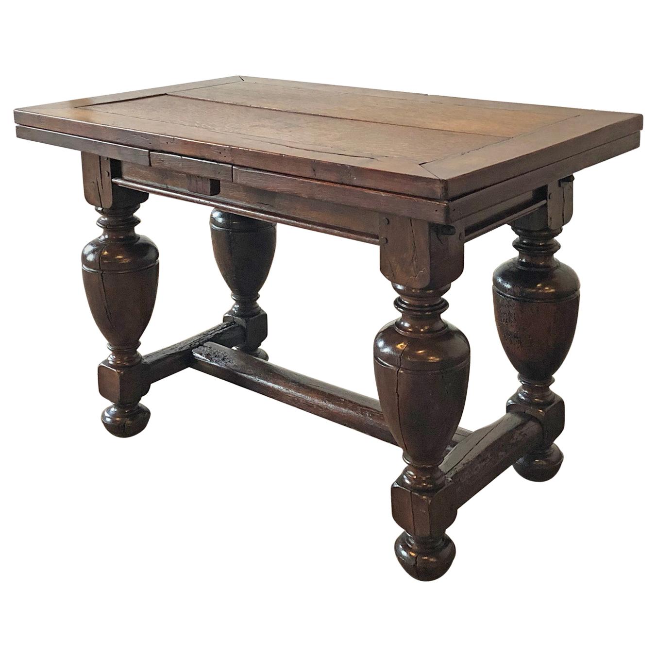 Small Dutch Baroque 17th Century Oak Draw-Leaf Center Table For Sale