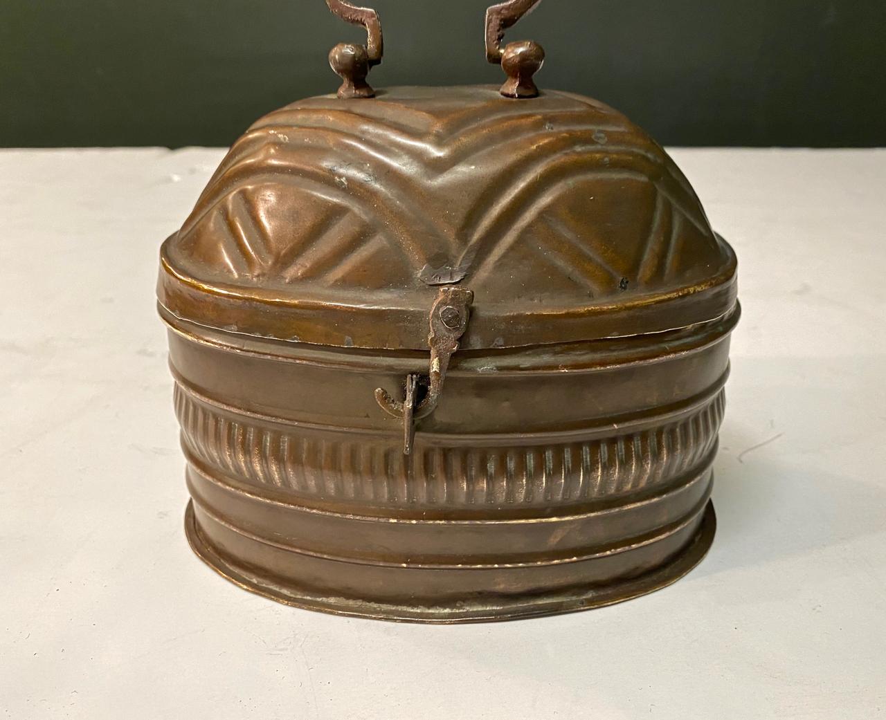 Small Dutch Coach or Foot Warmer or Coal Box In Good Condition In Pasadena, CA